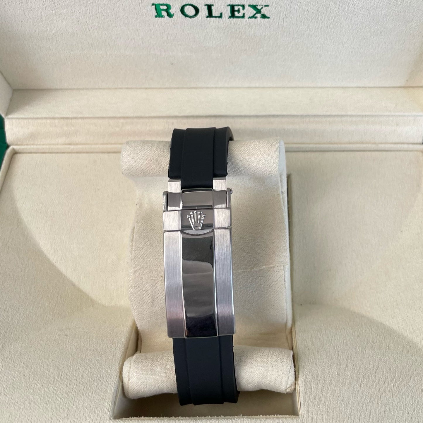 Bracciale Rolex Daytona con quadrante White_Gold e cinturino in gomma, presentato in scatola rolex