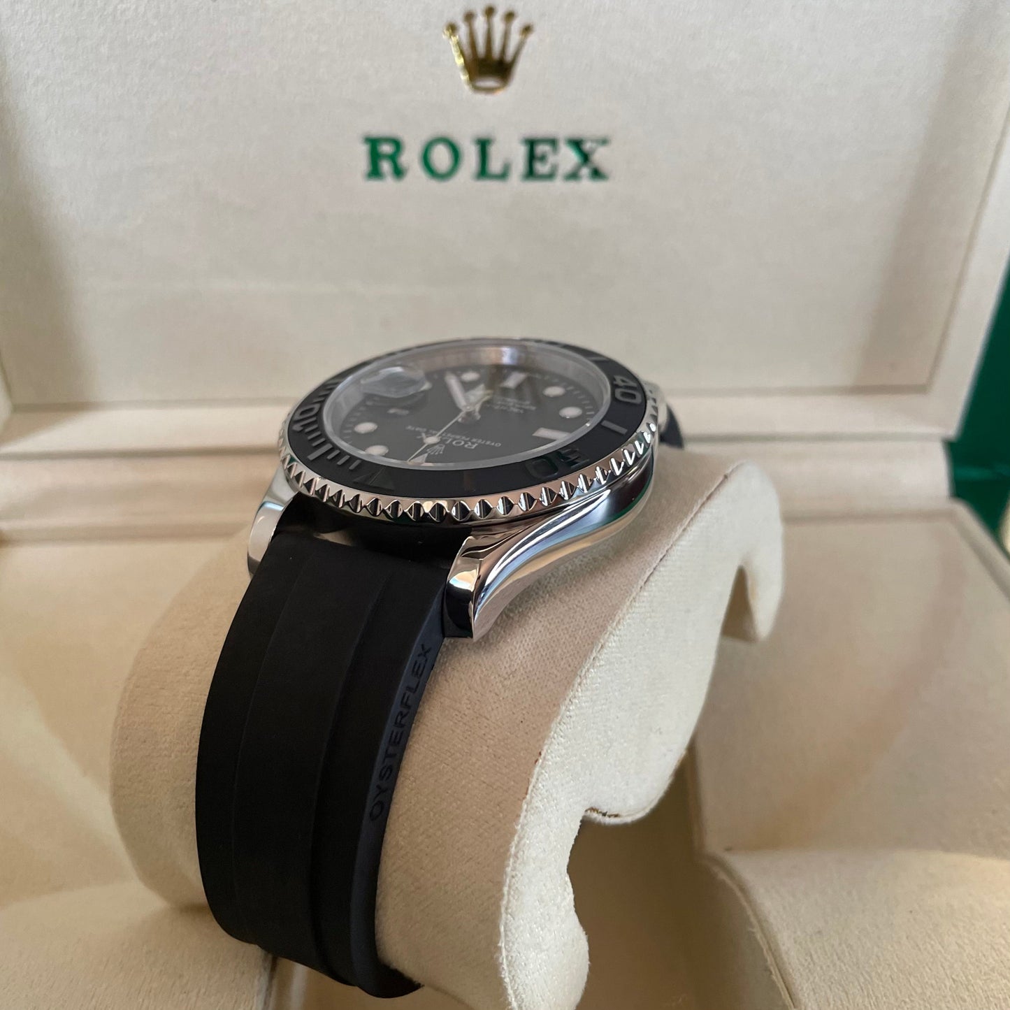 Orologio Rolex Yacht Master-Master con quadrante nero e cinturino in gomma, presentato in scatola rolex