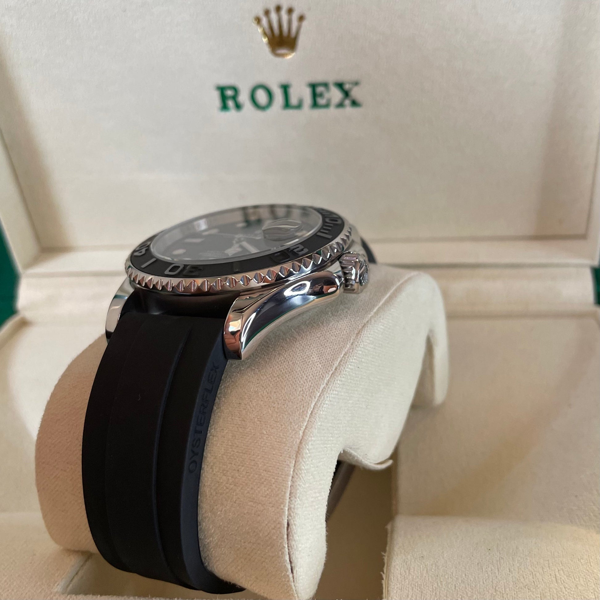 Orologio Rolex Yacht Master-Master con quadrante nero e cinturino in gomma, presentato in scatola rolex