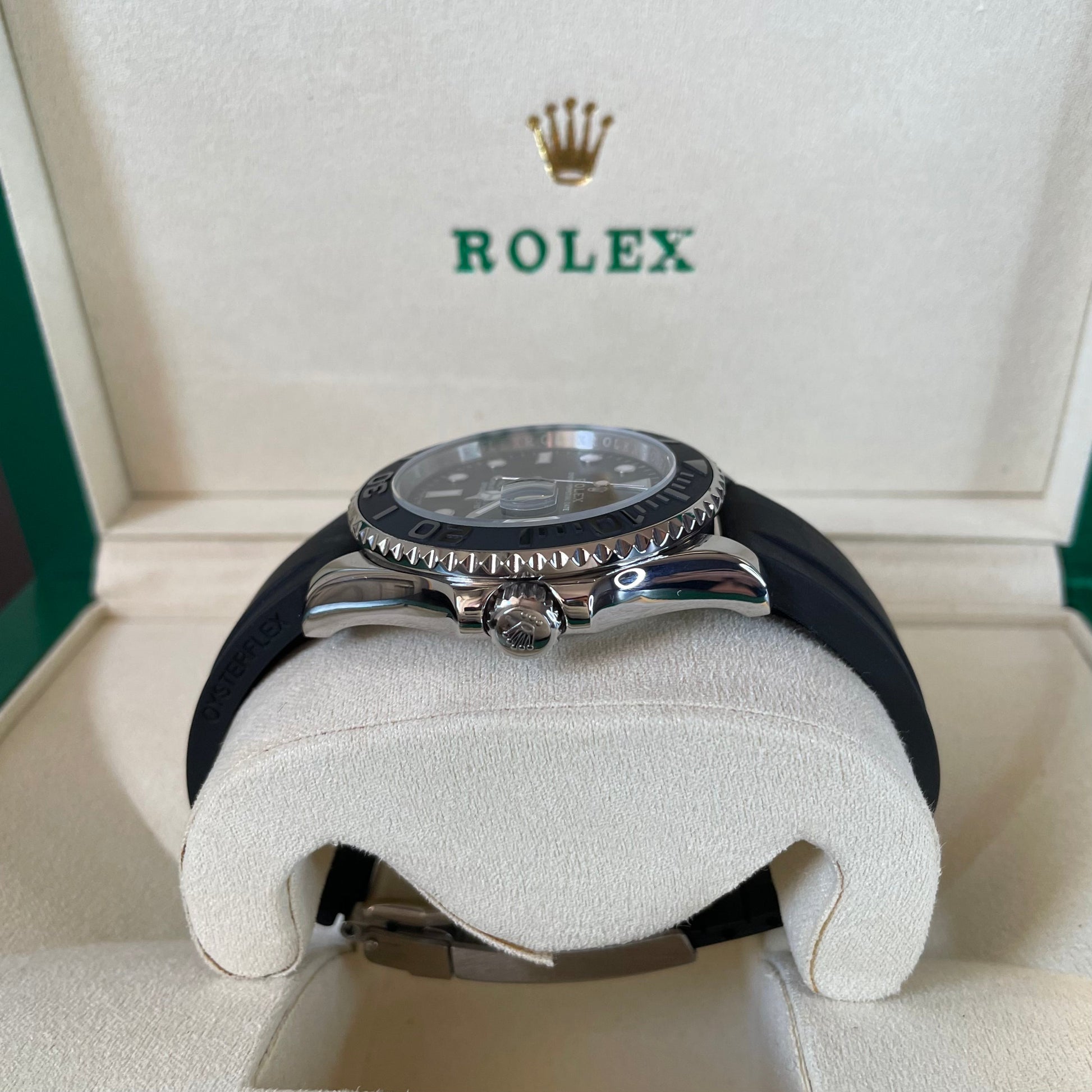 Orologio Rolex Yacht Master-Master con quadrante nero e cinturino in gomma, presentato in scatola rolex