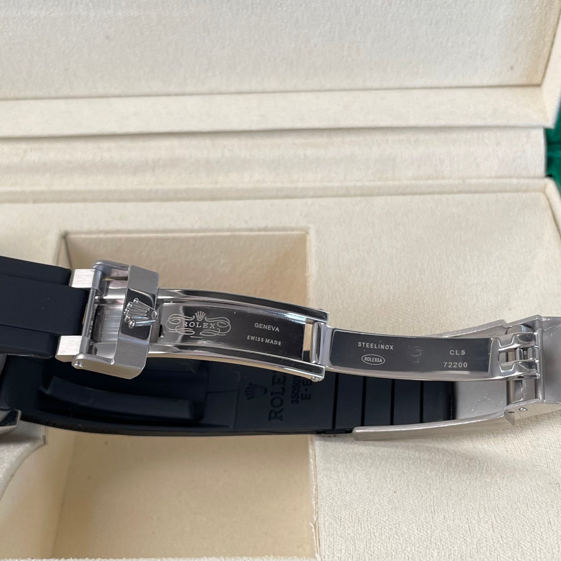 Bracciale Rolex Daytona con quadrante nero e cinturino in gomma, presentato in scatola rolex