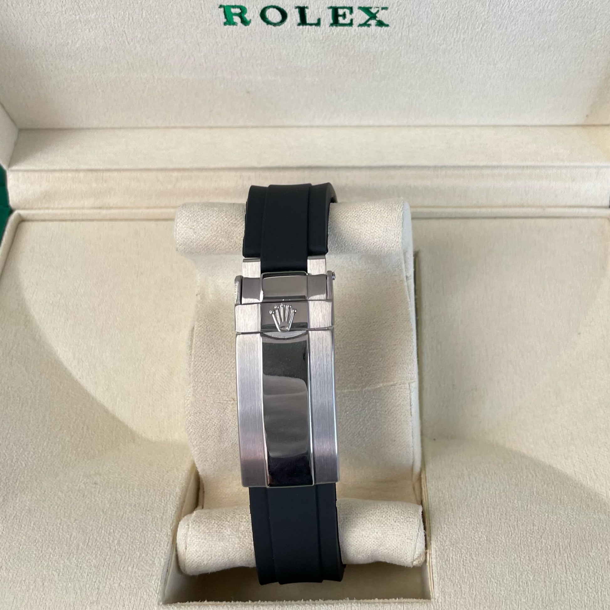 Bracciale Rolex Daytona con quadrante nero e cinturino in gomma, presentato in scatola rolex