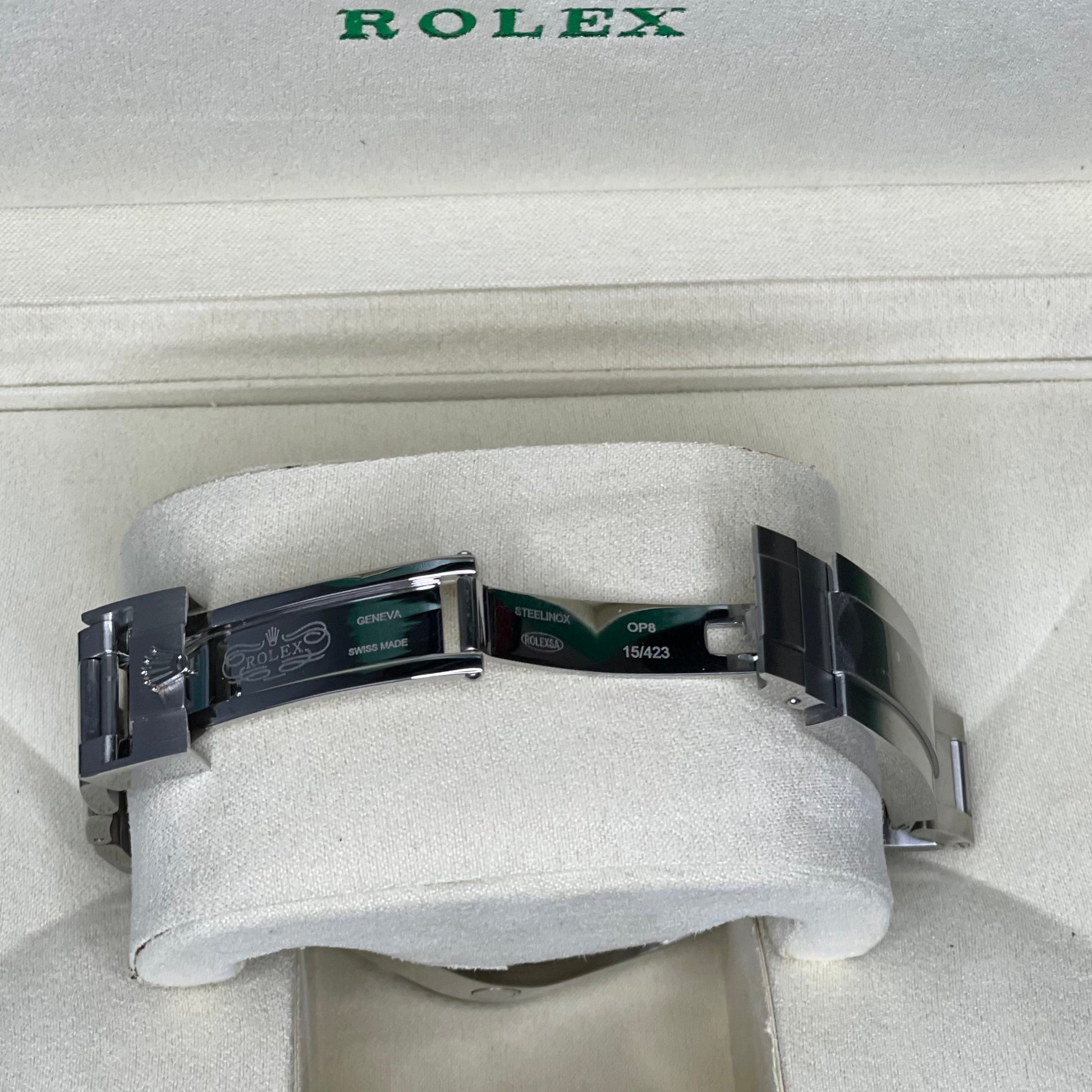 Bracciale Rolex Sea-Dweller con quadrante nero e cinturino in acciaio inox, presentato in scatola rolex