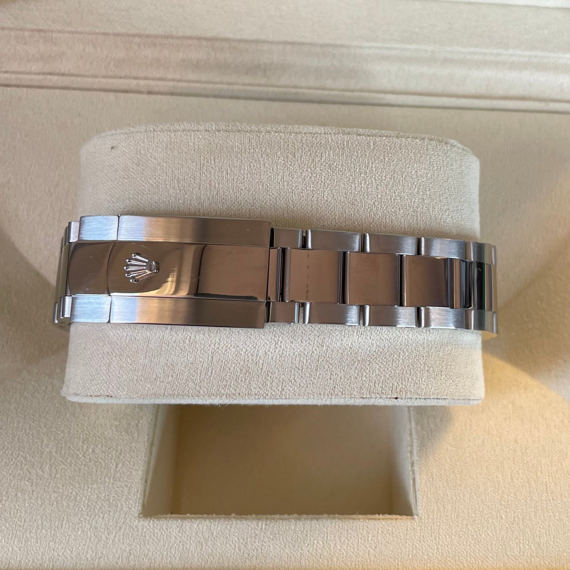 Bracciale Rolex Datejust con quadrante nero e cinturino in acciaio inox, presentato in una scatola Rolex con certificato di garanzia internazionale 