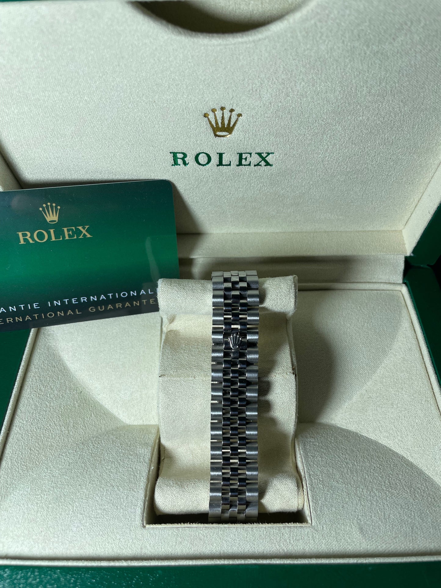 Orologio Rolex Datejust bianco 41 mm cinturino in acciaio inox jubilee, presentato in scatola rolex.