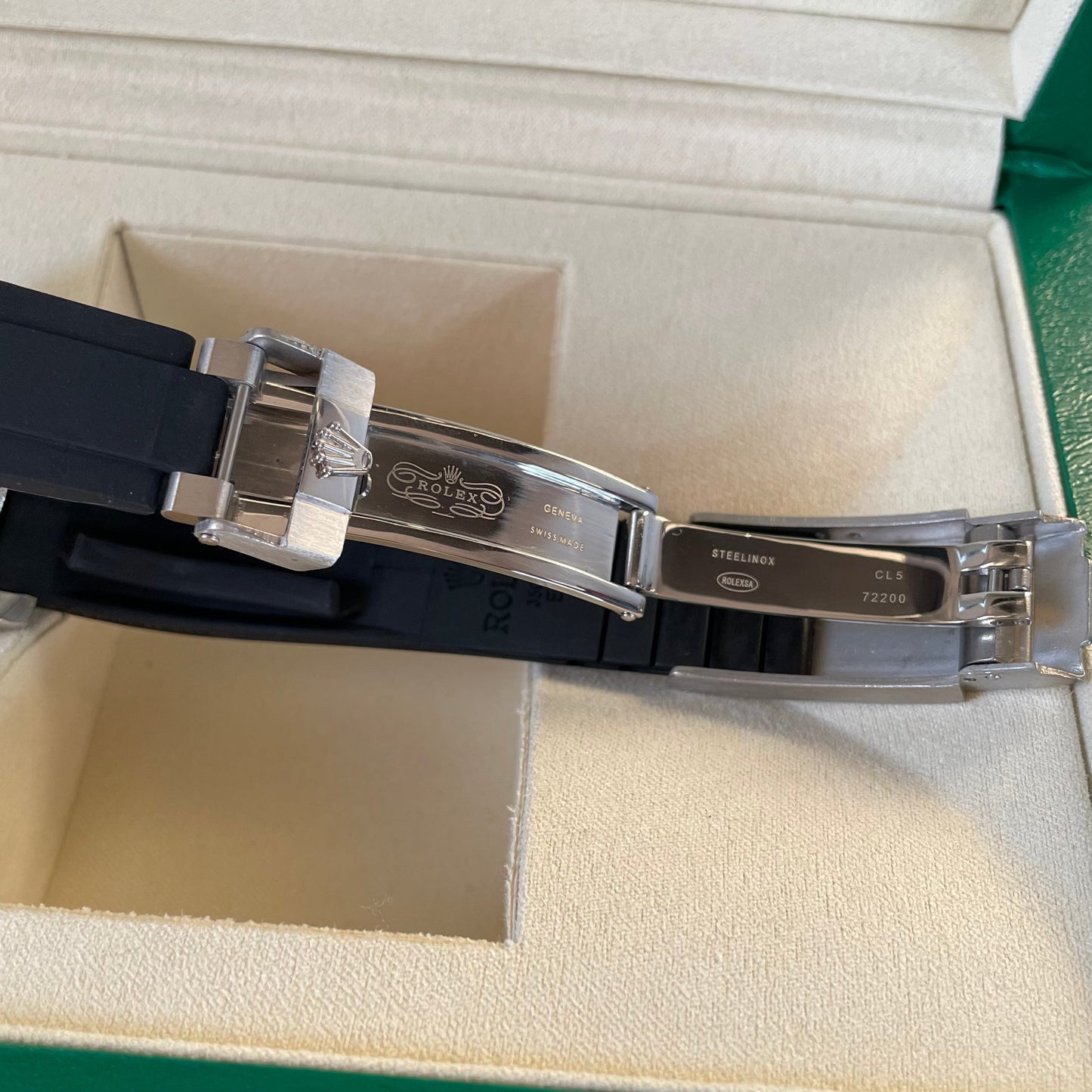 Bracciale Rolex Yacht Master-Master con quadrante nero e cinturino in gomma, presentato in scatola rolex