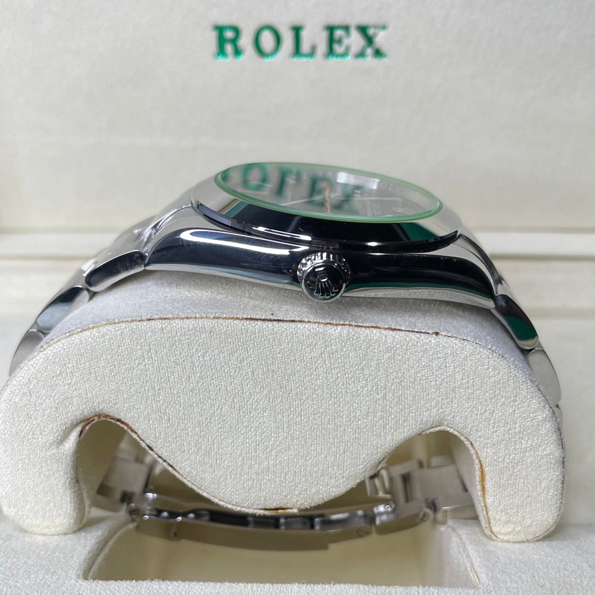 Orologio Rolex Oyster Perpetual Replica Clone SuperClone con quadrante blu e cinturino in acciaio inox, presente in una scatola con il logo Rolex e il certificato di garanzia internazionale 