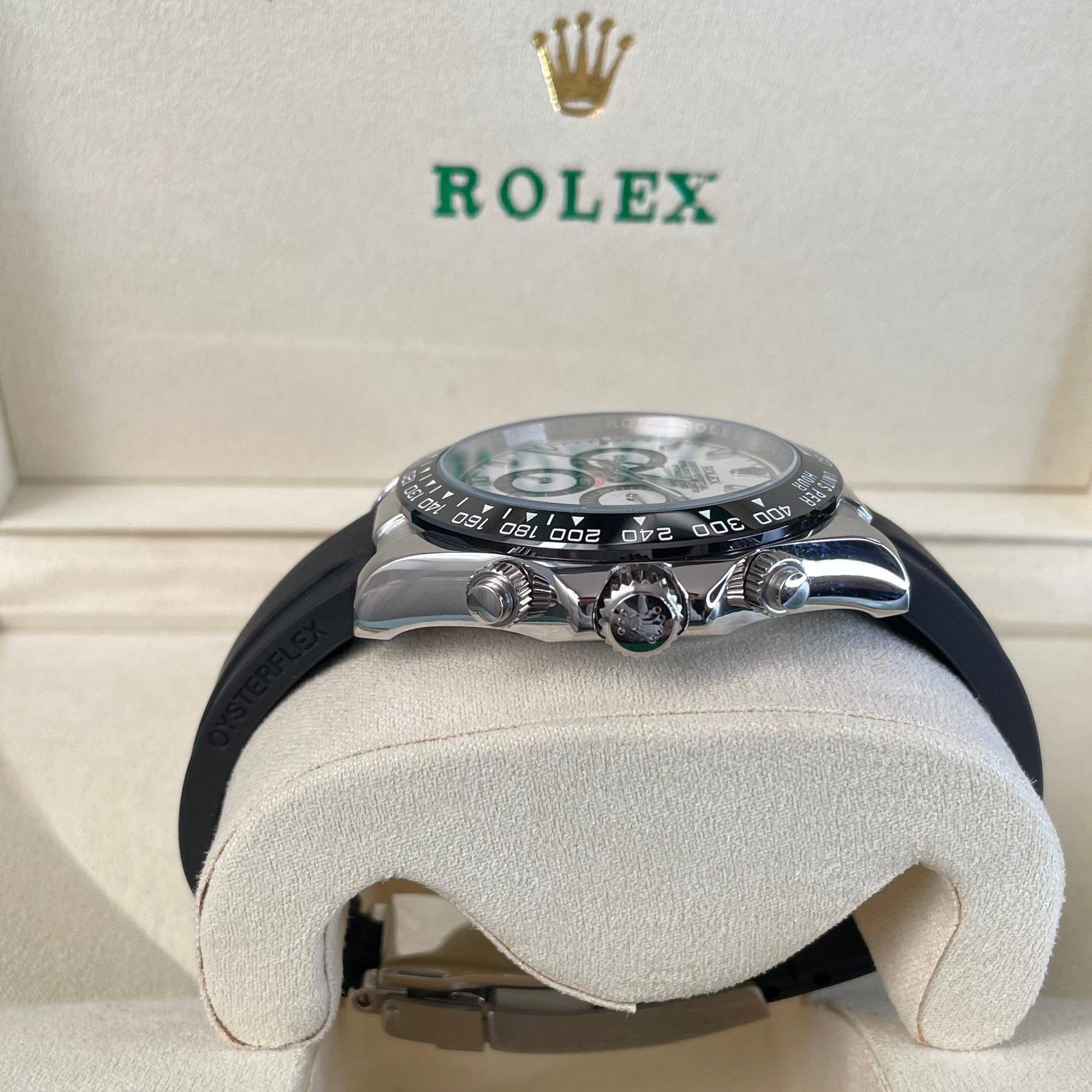 Orologio Rolex Daytona con quadrante bianco e cinturino in gomma, presentato in scatola rolex