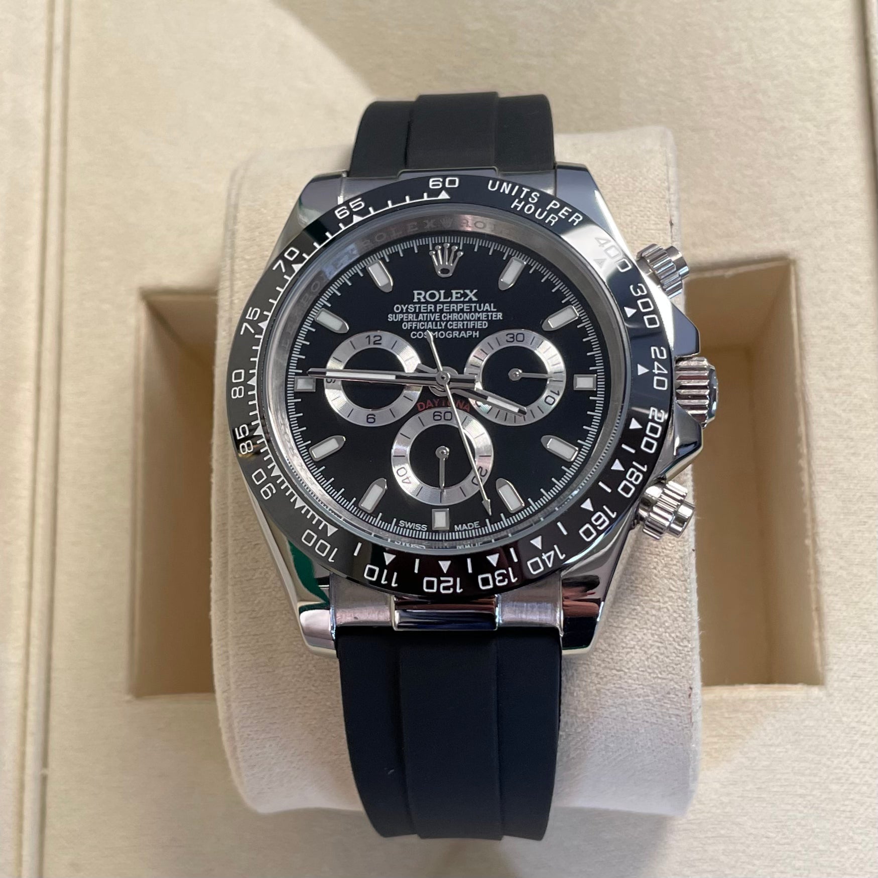 Orologio Rolex Daytona con quadrante nero e cinturino in gomma, presentato in scatola rolex