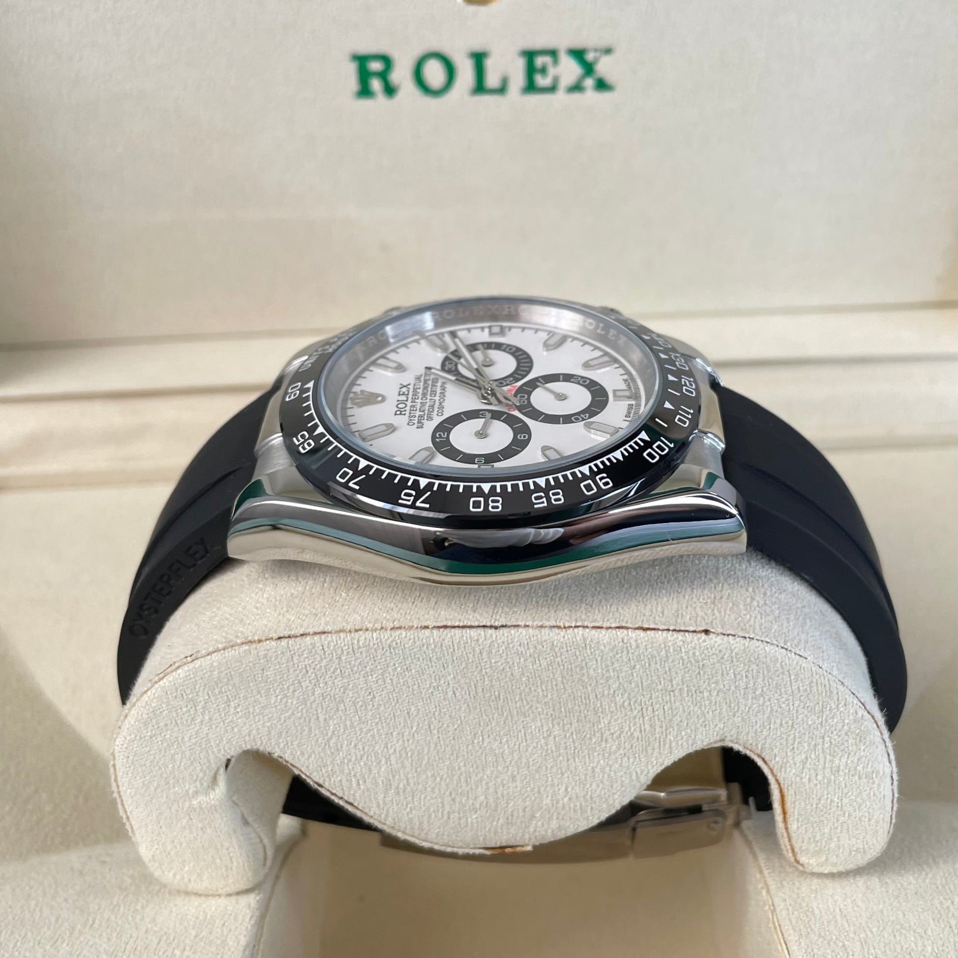 Orologio Rolex Daytona con quadrante bianco e cinturino in gomma, presentato in scatola rolex