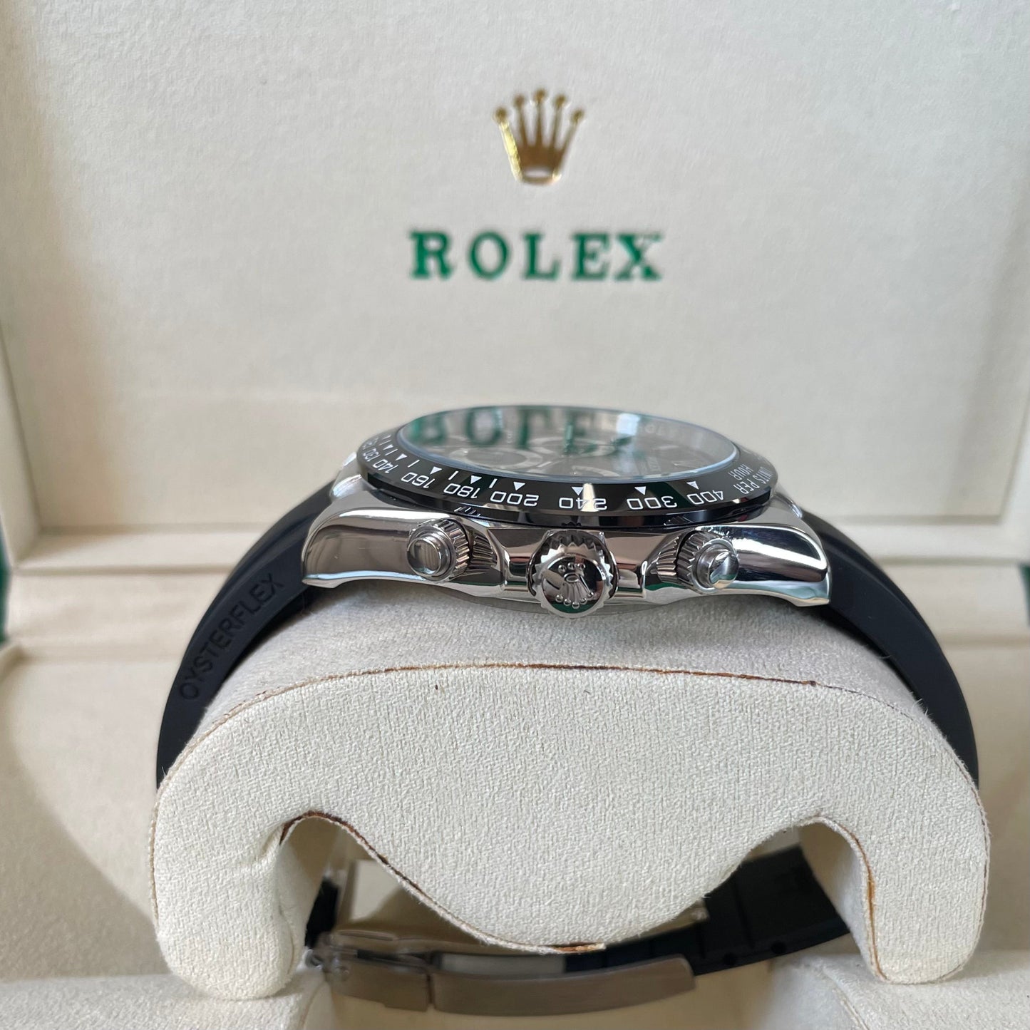 Orologio Rolex Daytona con quadrante nero e cinturino in gomma, presentato in scatola rolex