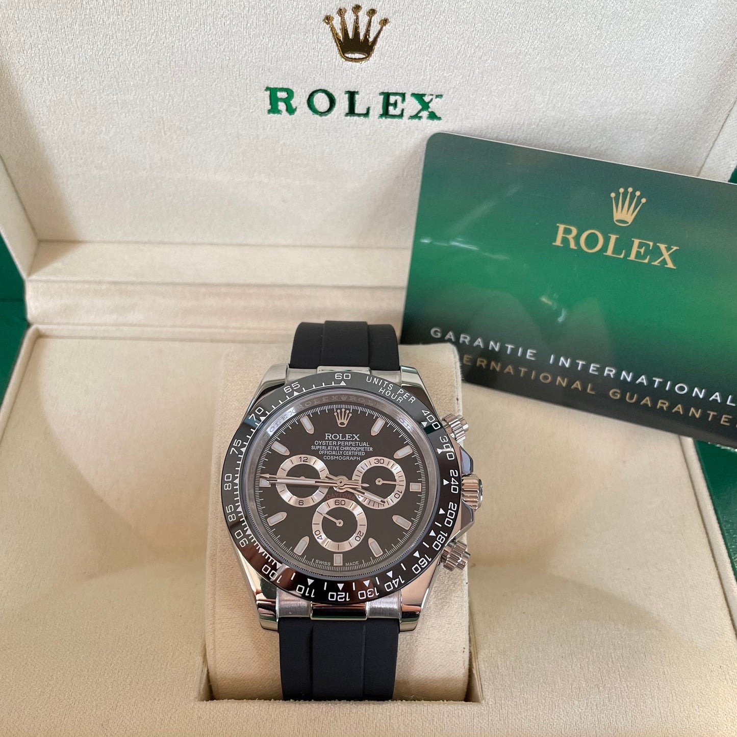 Orologio Rolex Daytona con quadrante nero e cinturino in gomma, presentato in scatola rolex