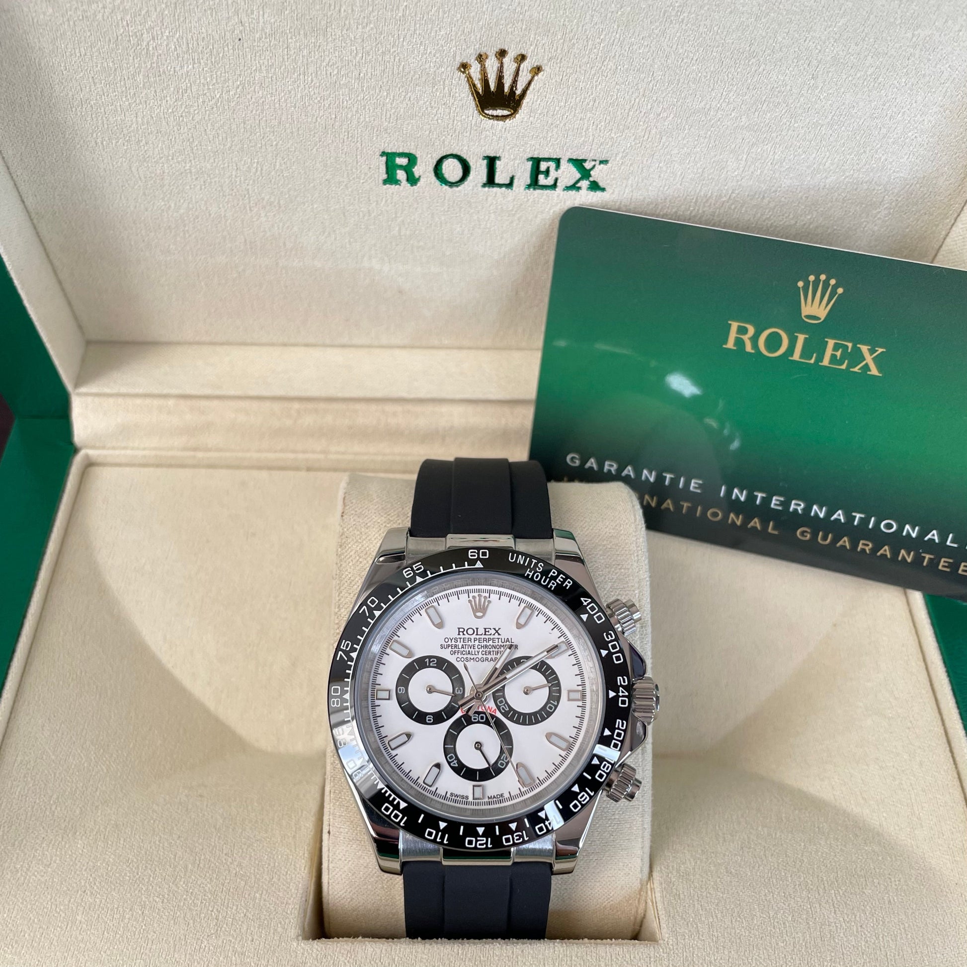 Orologio Rolex Daytona con quadrante bianco e cinturino in gomma, presentato in scatola rolex