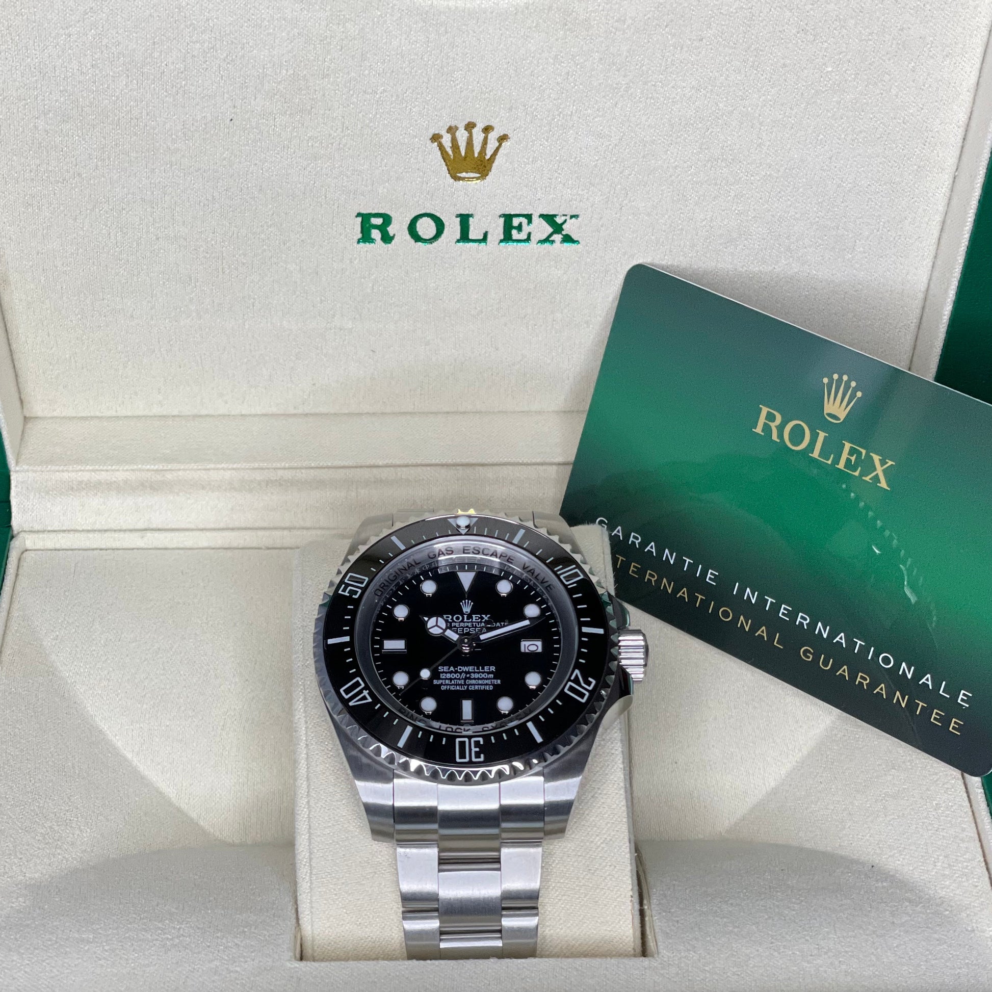 Orologio Rolex Sea-Dweller con quadrante nero e cinturino in acciaio inox, presentato in scatola rolex