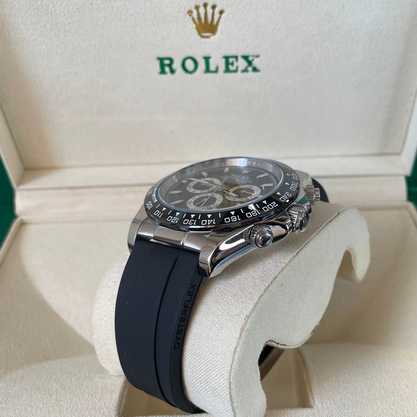 Orologio Rolex Daytona con quadrante nero e cinturino in gomma, presentato in scatola rolex