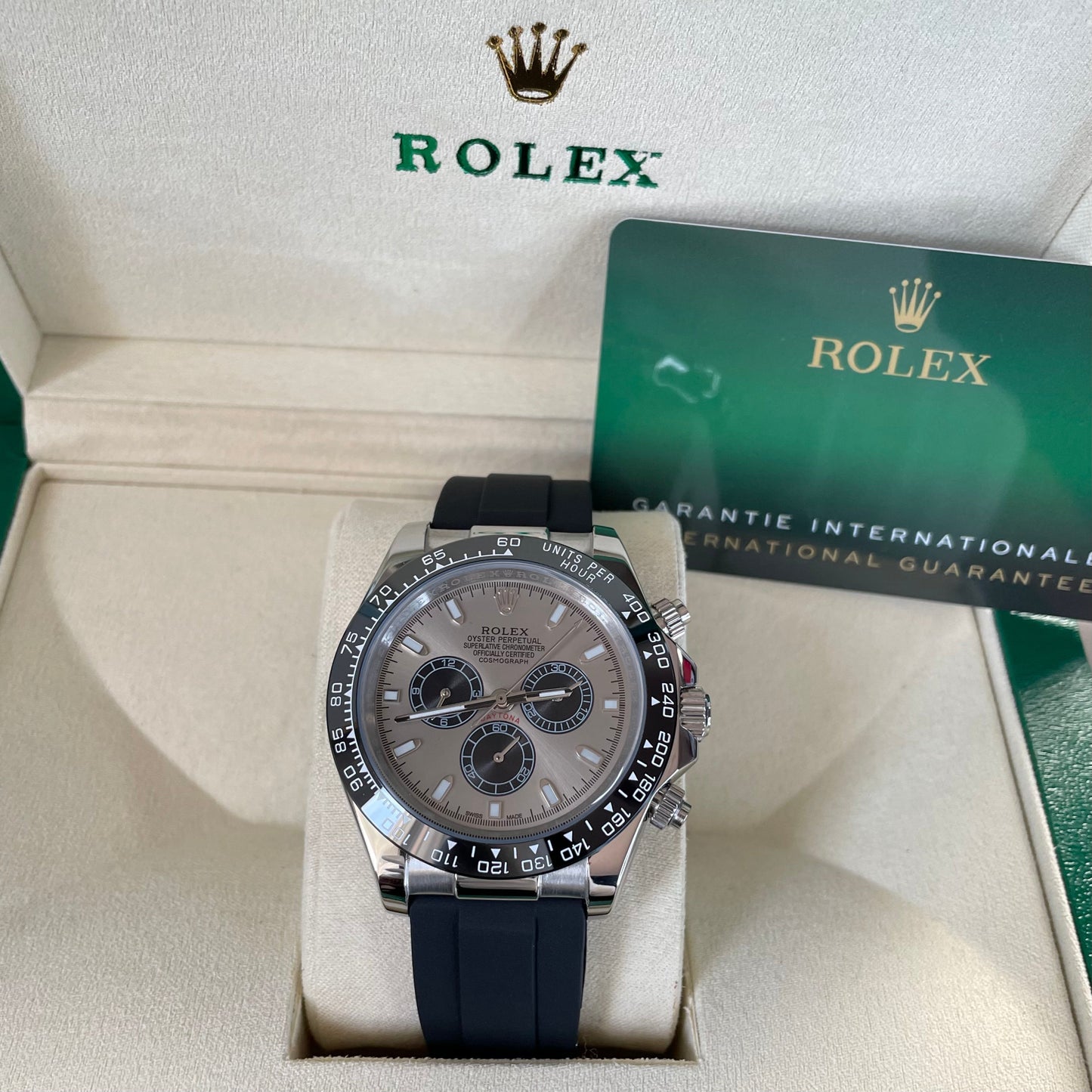 Orologio Rolex Daytona con quadrante White_Gold e cinturino in gomma, presentato in scatola rolex