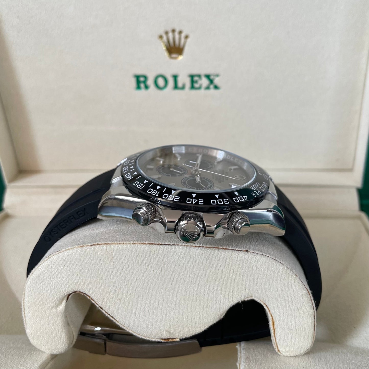 Orologio Rolex Daytona con quadrante White_Gold e cinturino in gomma, presentato in scatola rolex