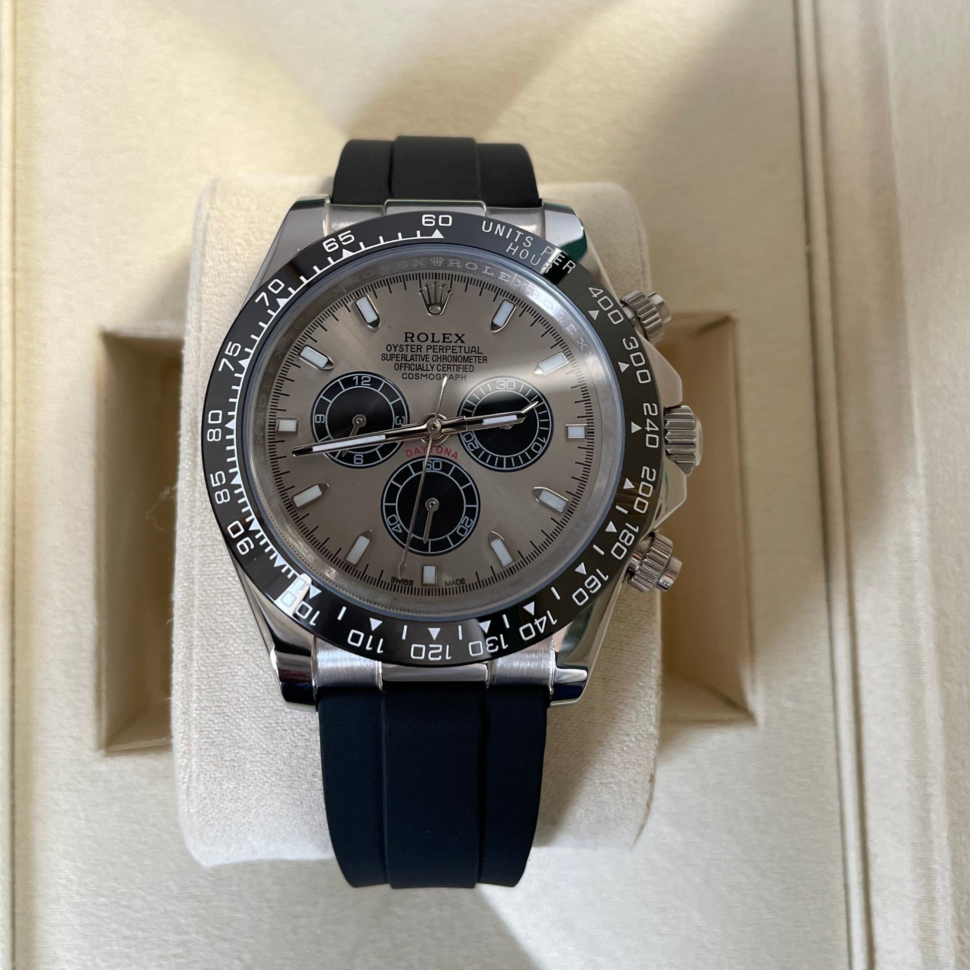 Orologio Rolex Daytona con quadrante White_Gold e cinturino in gomma, presentato in scatola rolex