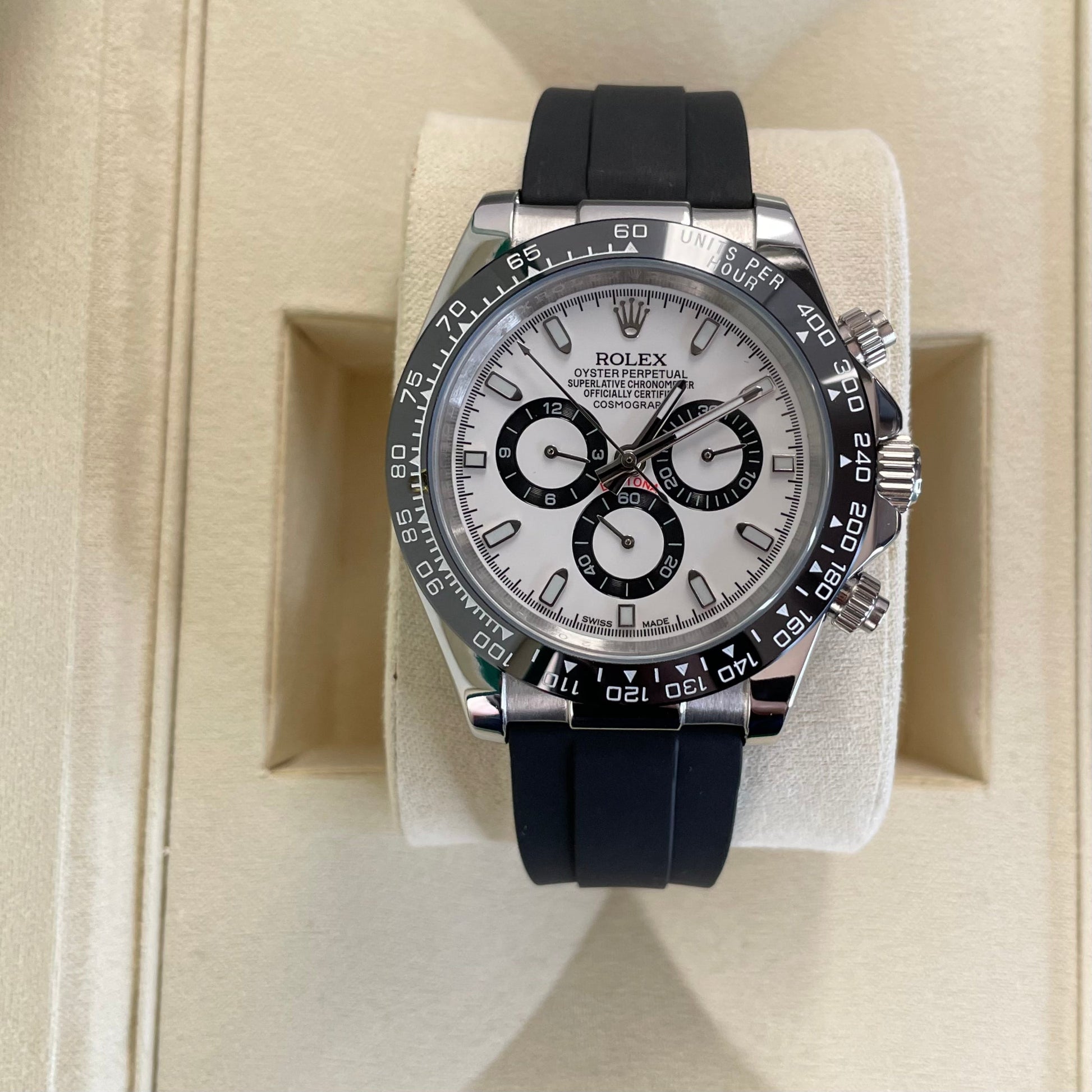 Orologio Rolex Daytona con quadrante bianco e cinturino in gomma, presentato in scatola rolex