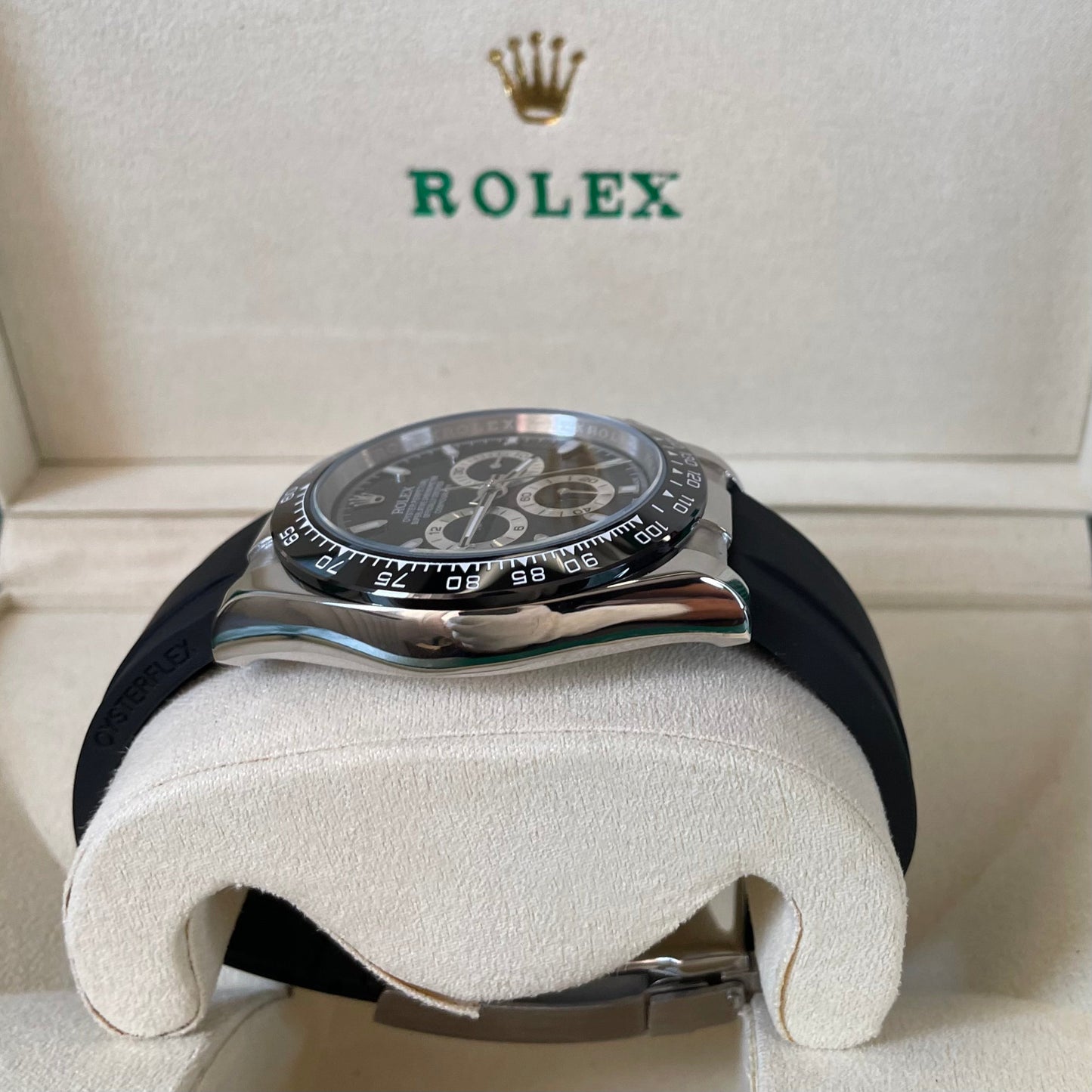 Orologio Rolex Daytona con quadrante nero e cinturino in gomma, presentato in scatola rolex