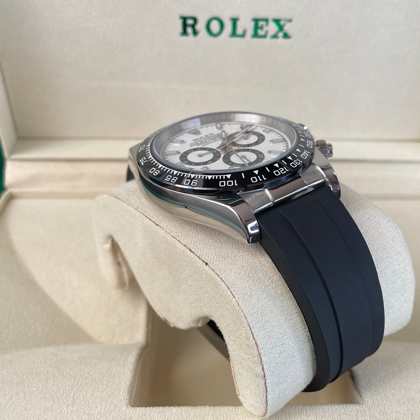 Orologio Rolex Daytona con quadrante bianco e cinturino in gomma, presentato in scatola rolex