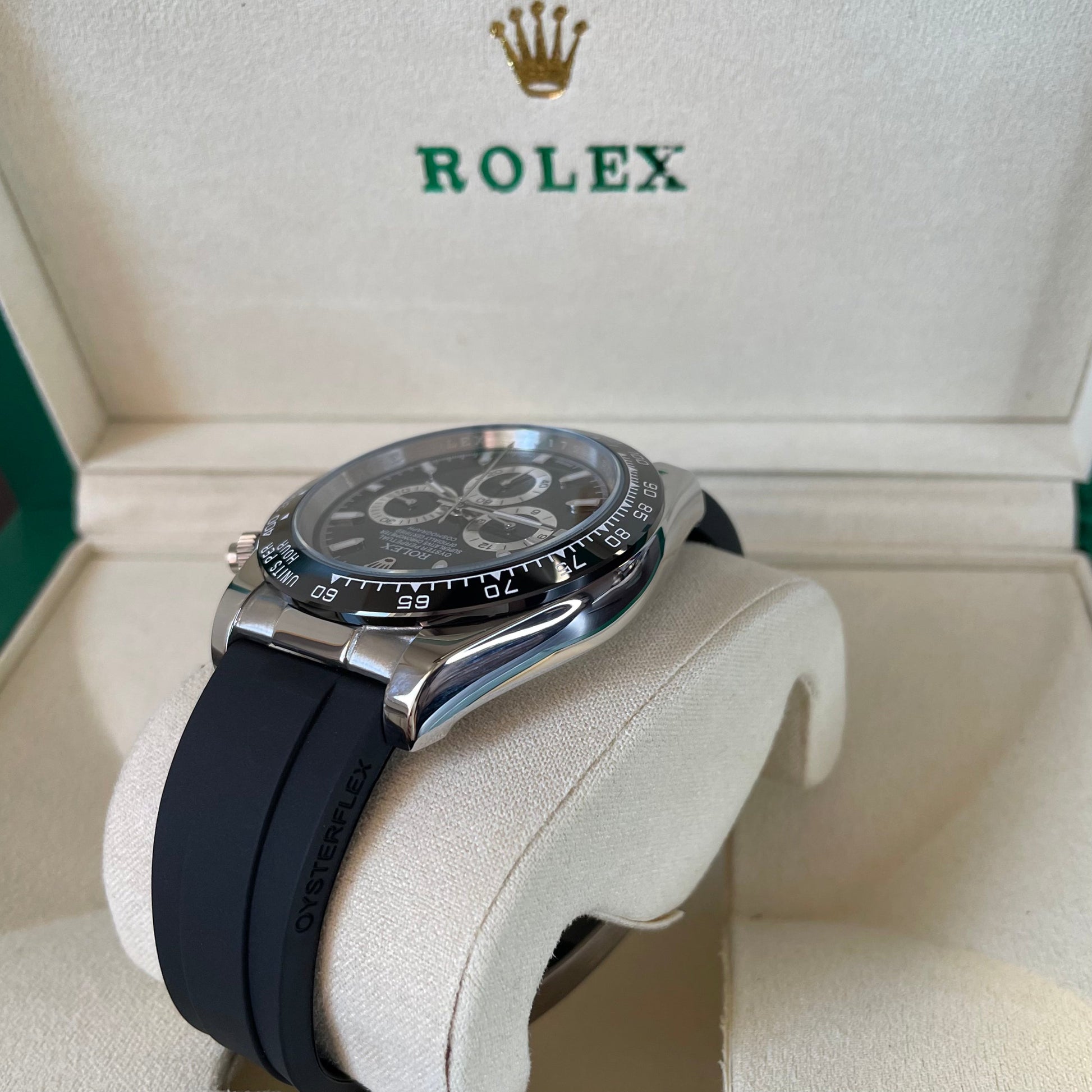 Orologio Rolex Daytona con quadrante nero e cinturino in gomma, presentato in scatola rolex