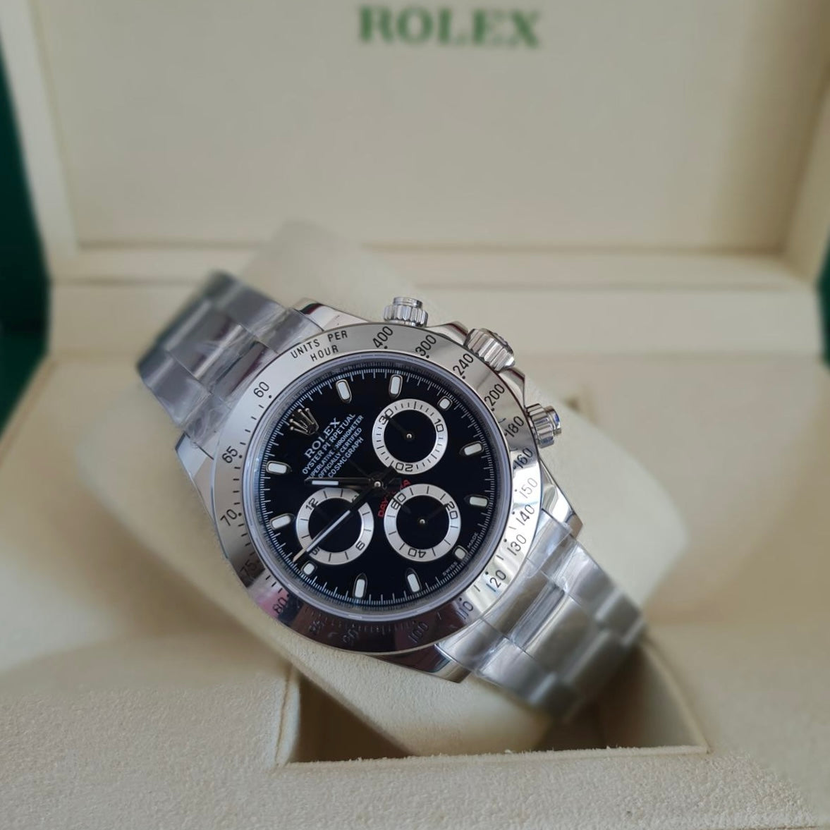 Orologio Rolex Daytona con quadrante nero e cinturino in acciaio inox, presentato in scatola rolex