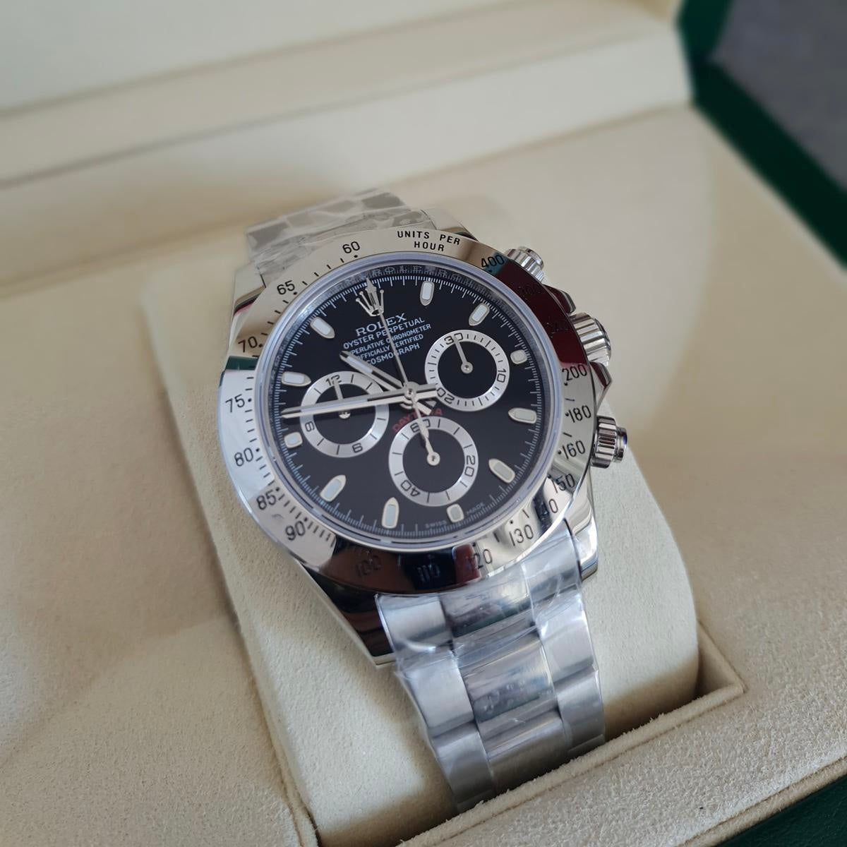 Orologio Rolex Daytona con quadrante nero e cinturino in acciaio inox, presentato in scatola rolex