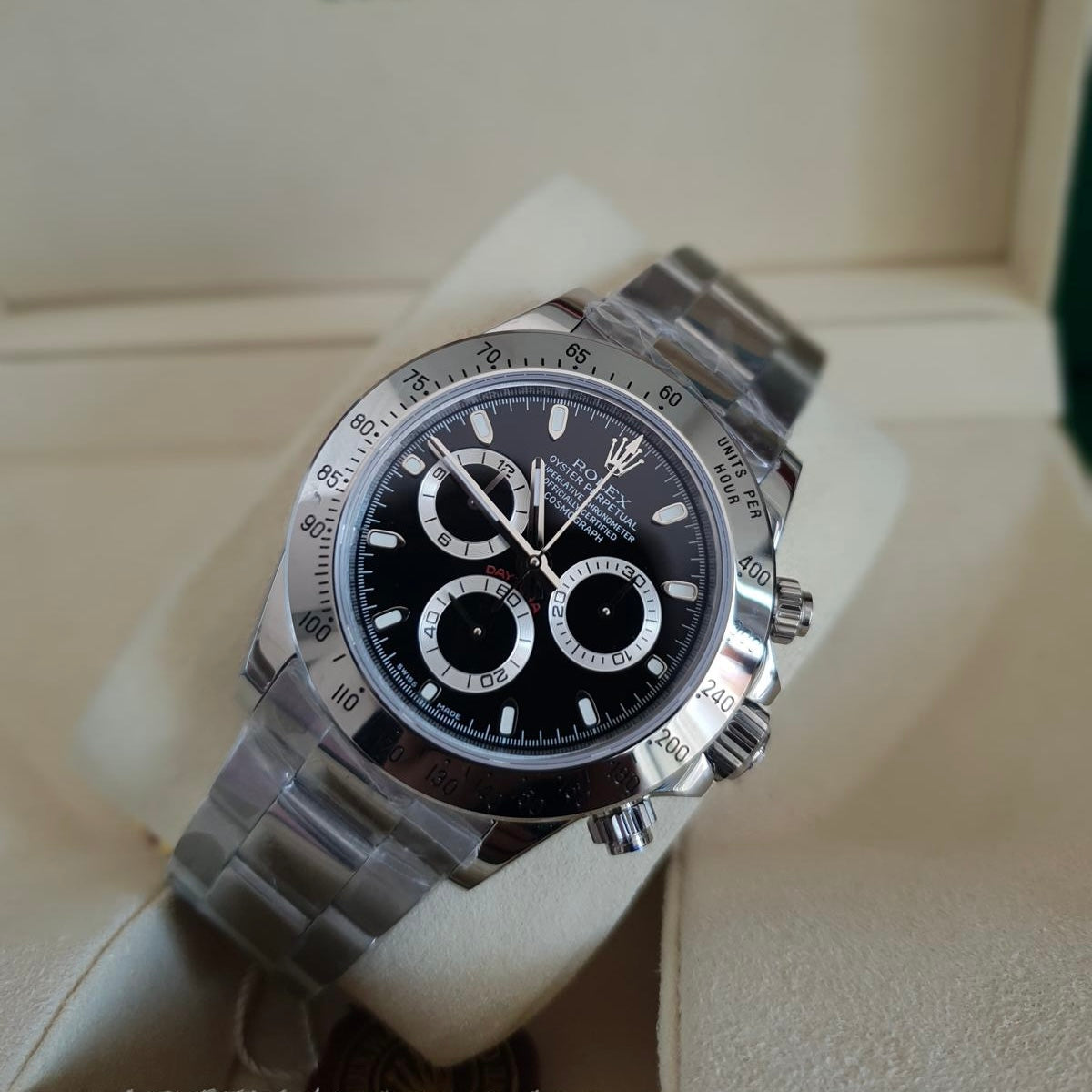 Orologio Rolex Daytona con quadrante nero e cinturino in acciaio inox, presentato in scatola rolex