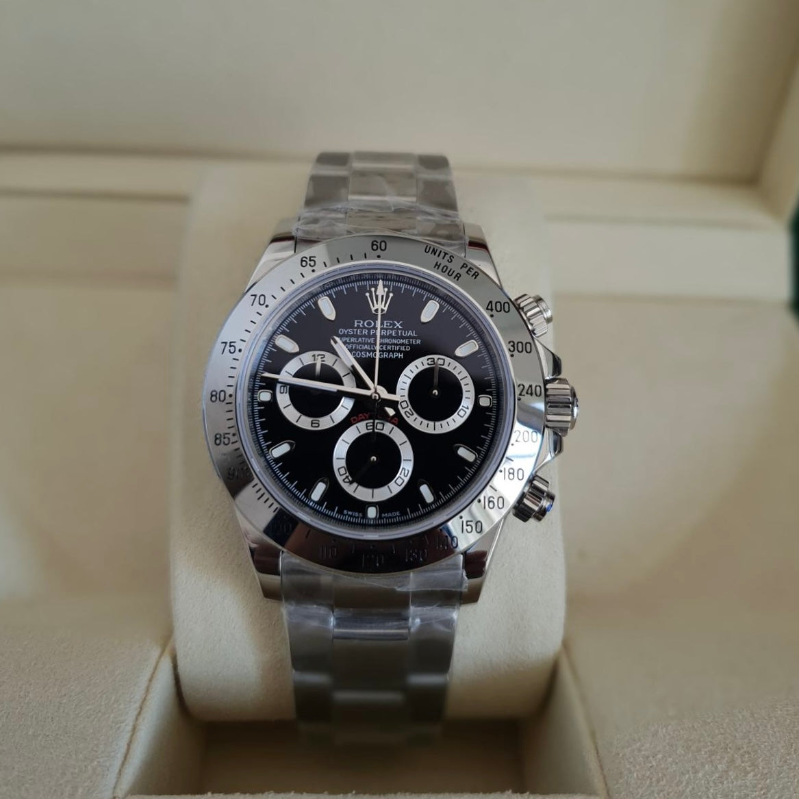 Orologio Rolex Daytona con quadrante nero e cinturino in acciaio inox, presentato in scatola rolex