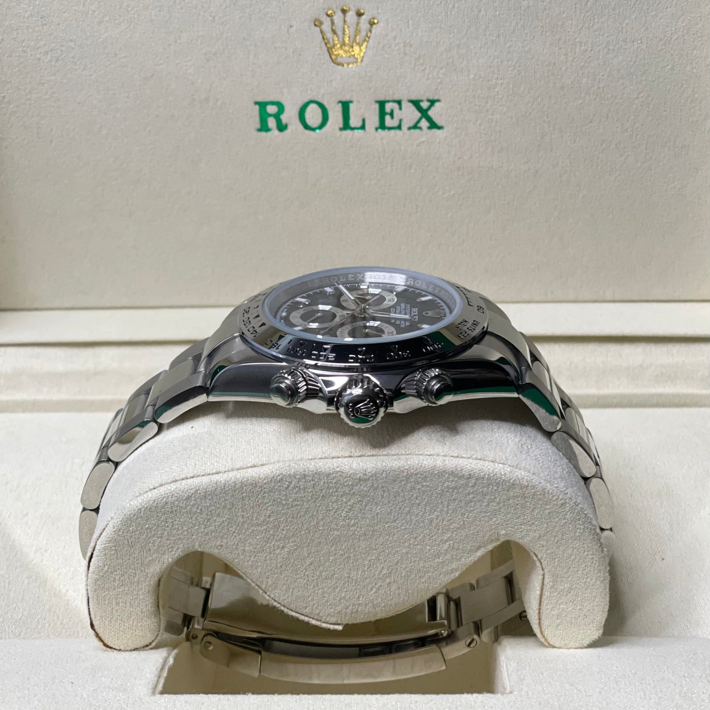 Orologio Rolex Daytona con quadrante nero e cinturino in acciaio inox, presentato in scatola rolex