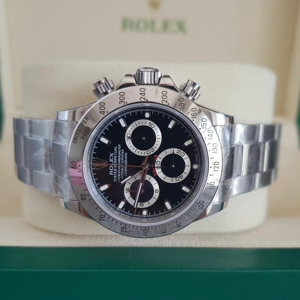 Orologio Rolex Daytona con quadrante nero e cinturino in acciaio inox, presentato in scatola rolex