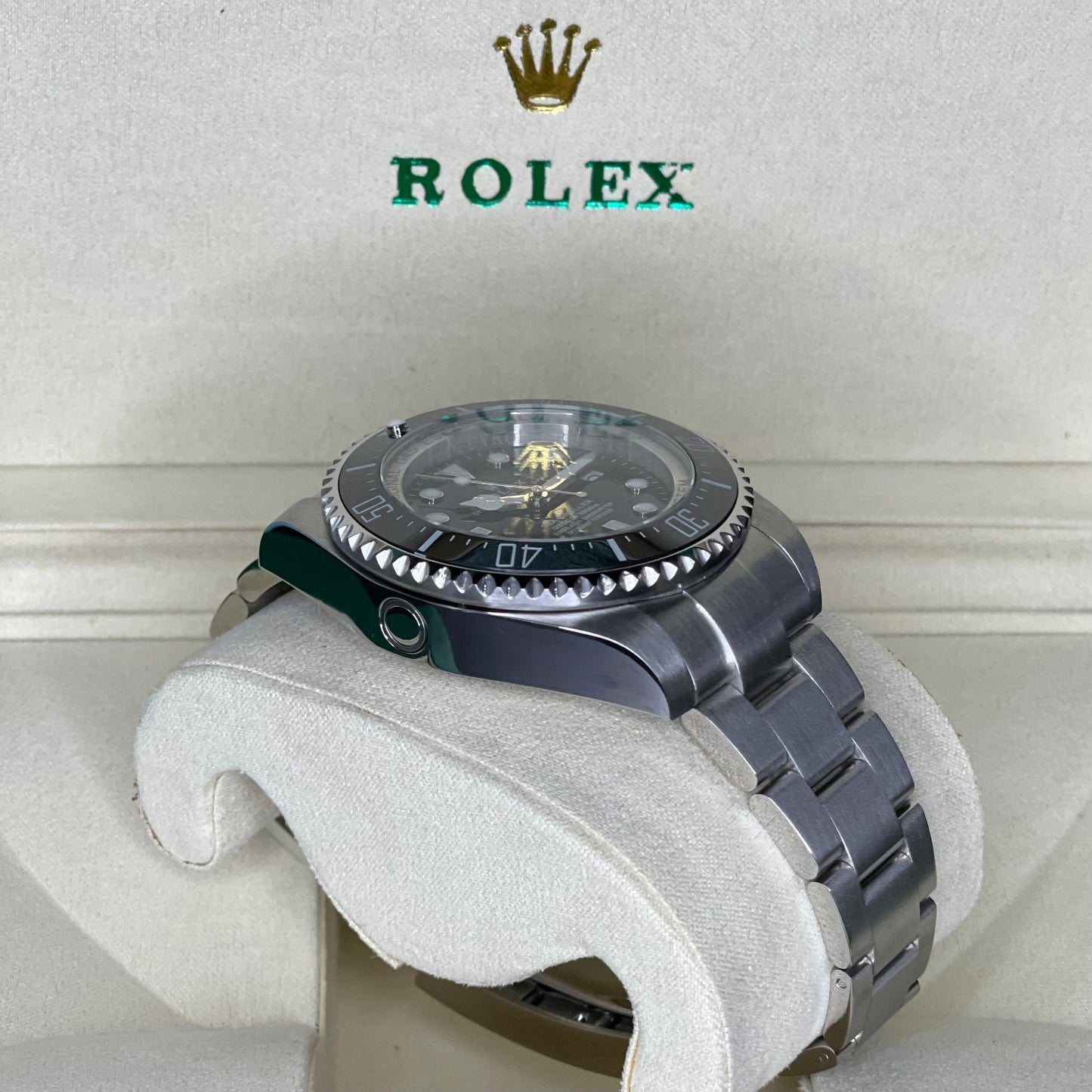 Orologio Rolex Sea-Dweller con quadrante nero e cinturino in acciaio inox, presentato in scatola rolex