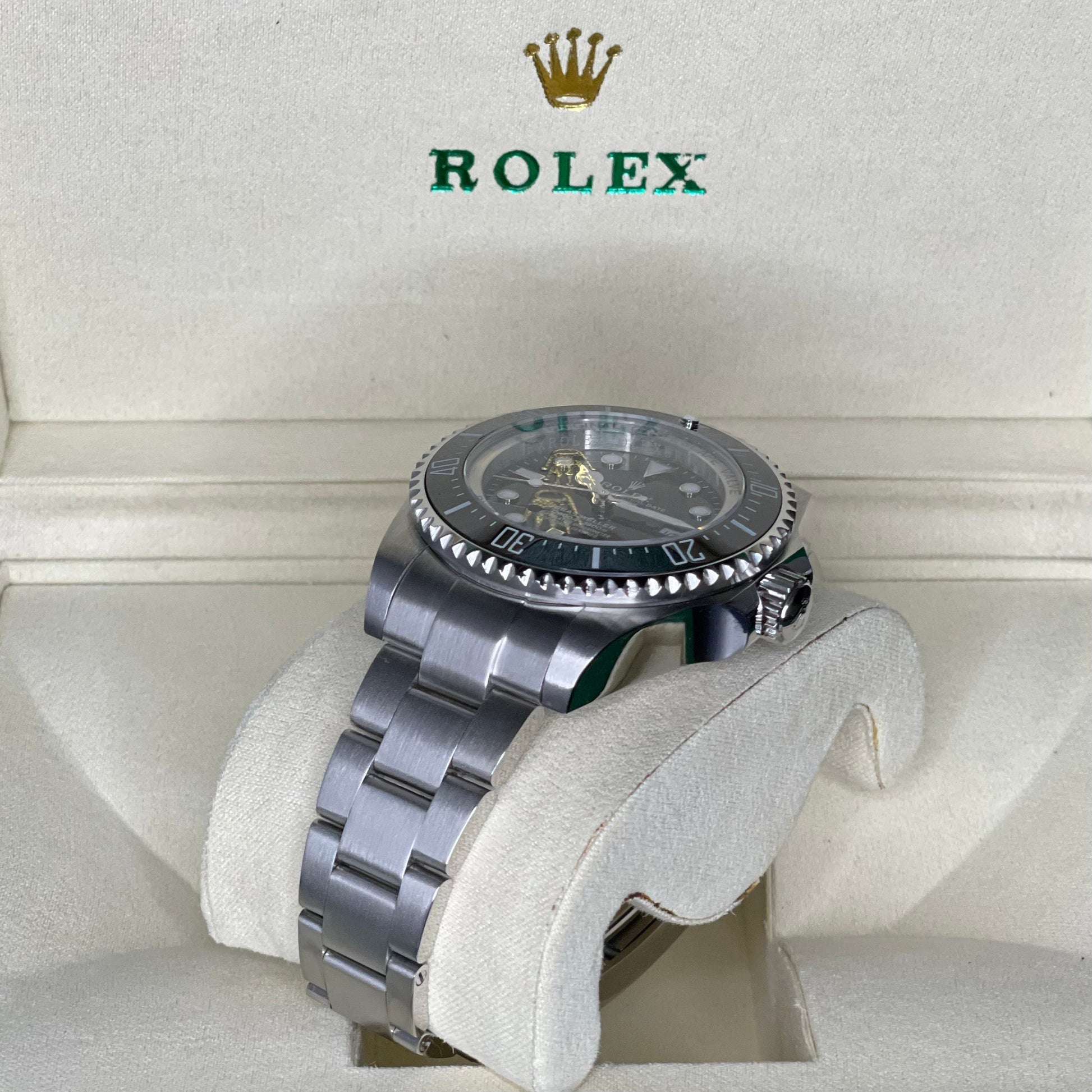 Orologio Rolex Sea-Dweller con quadrante nero e cinturino in acciaio inox, presentato in scatola rolex