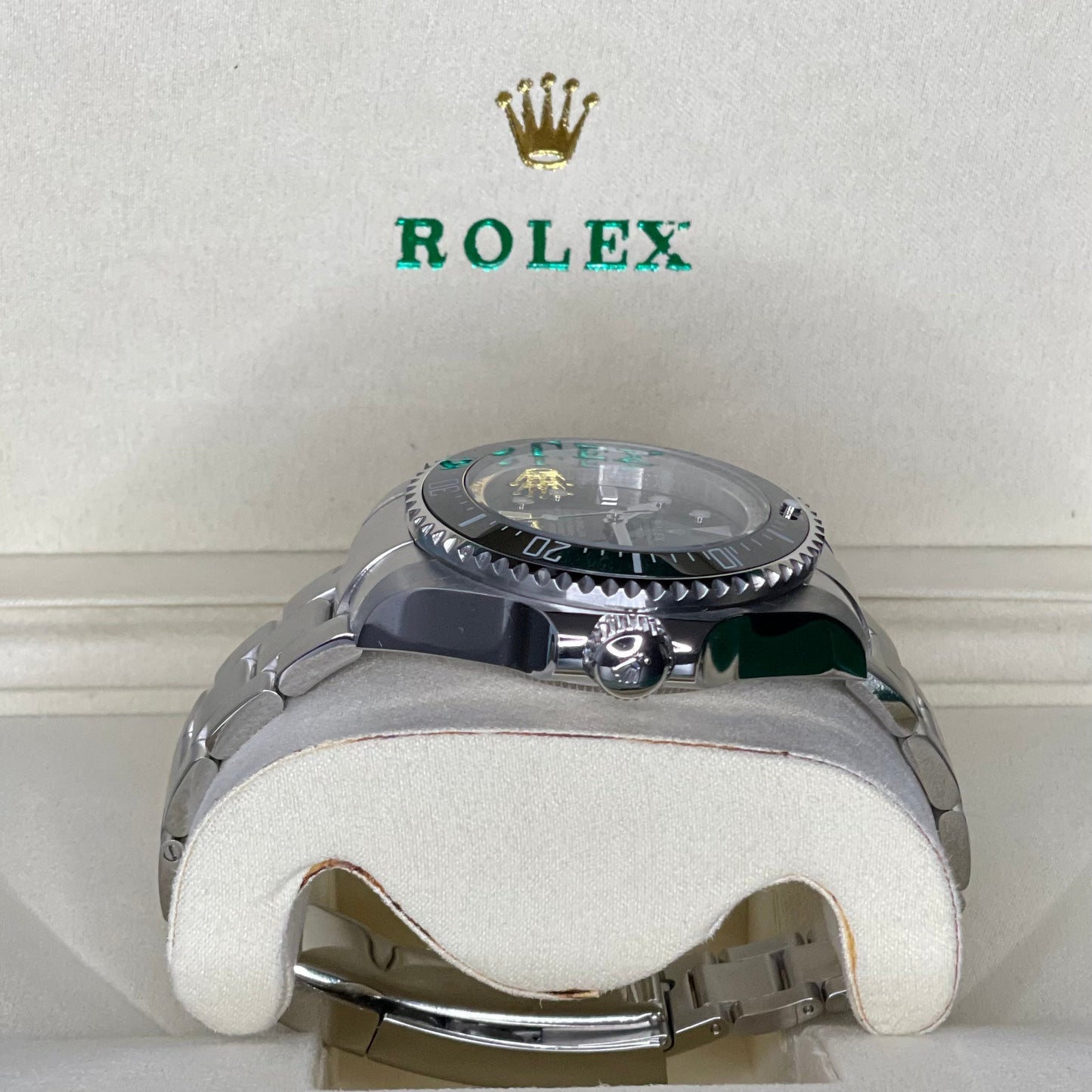 Orologio Rolex Sea-Dweller con quadrante nero e cinturino in acciaio inox, presentato in scatola rolex