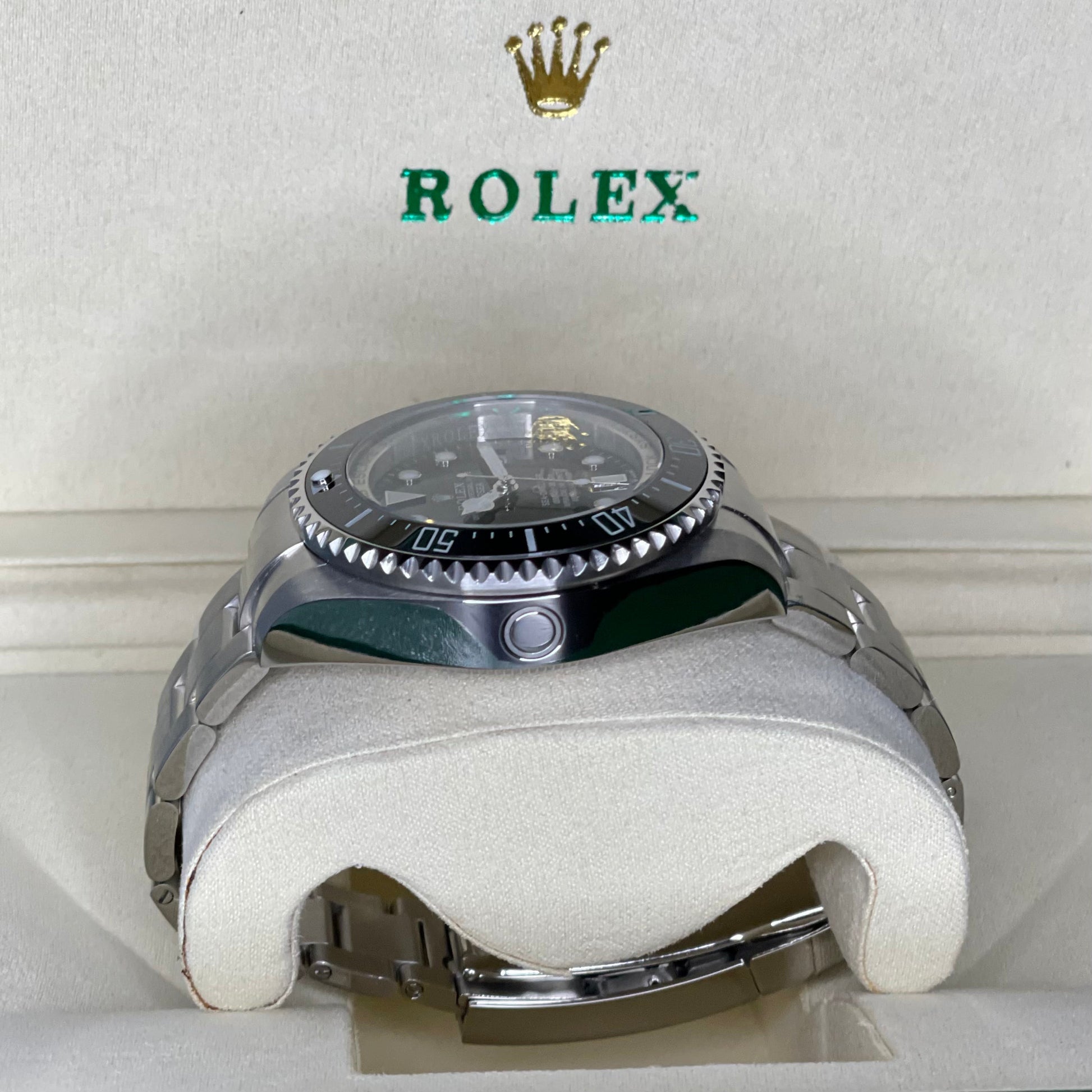 Orologio Rolex Sea-Dweller con quadrante nero e cinturino in acciaio inox, presentato in scatola rolex