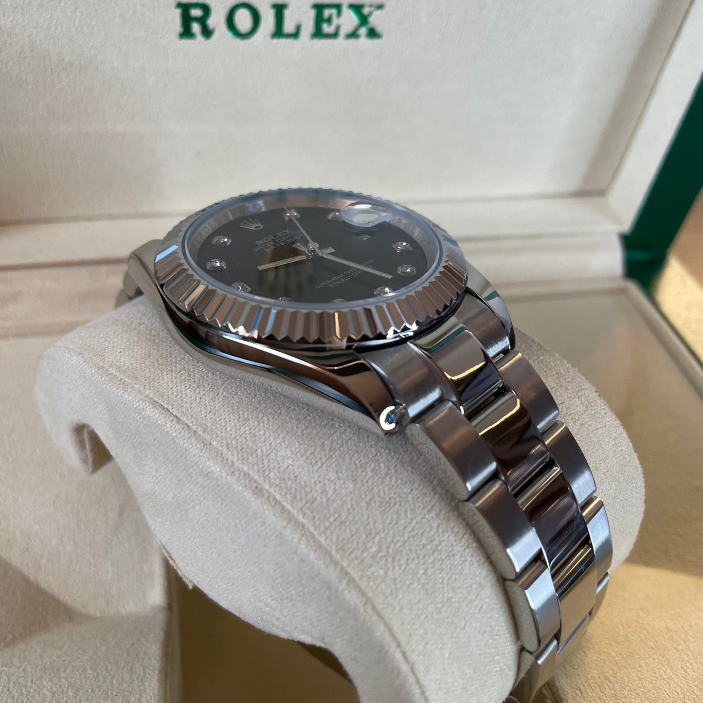 Orologio Rolex Datejust con quadrante nero e cinturino in acciaio inox, presentato in una scatola Rolex con certificato di garanzia internazionale 