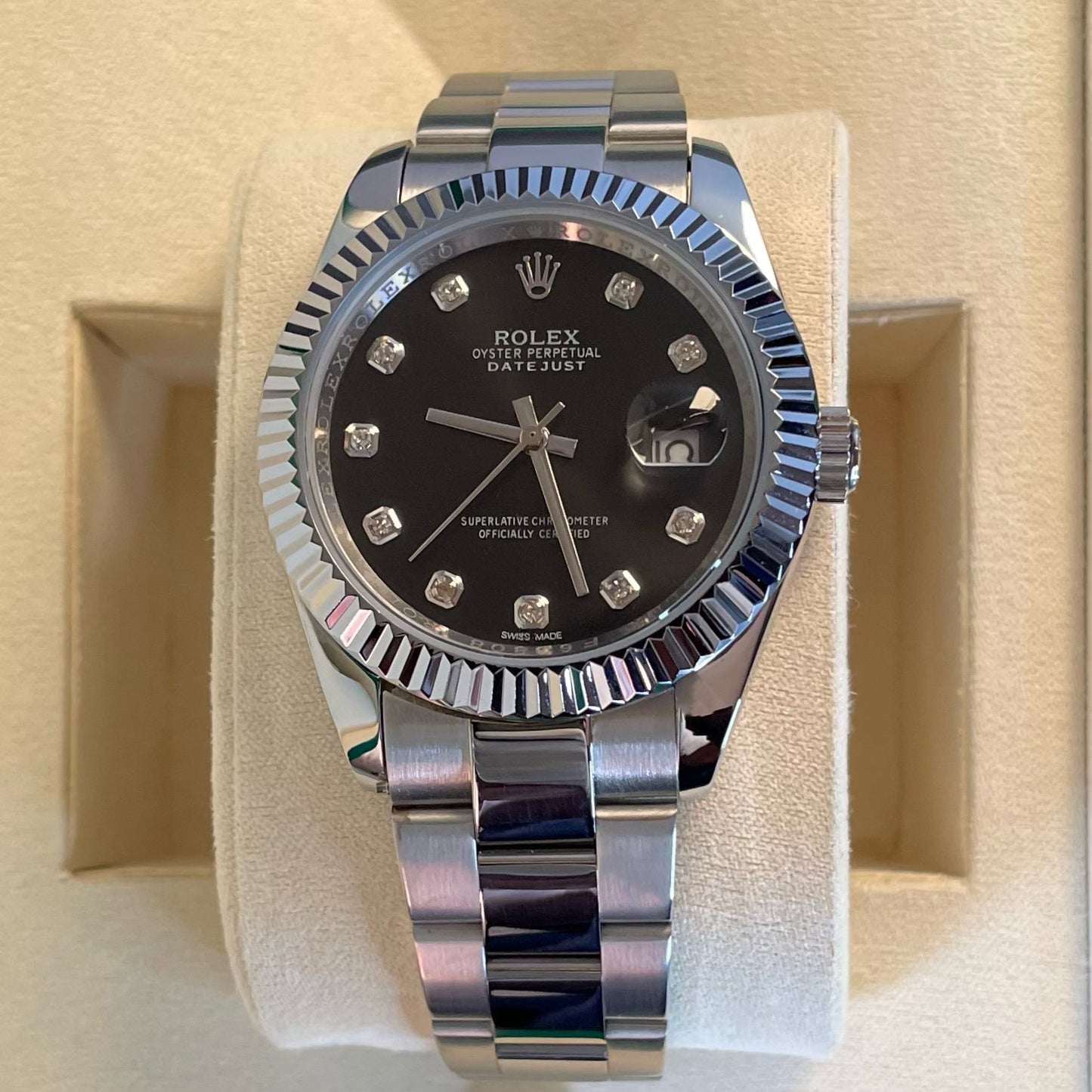 Orologio Rolex Datejust con quadrante nero e cinturino in acciaio inox, presentato in una scatola Rolex con certificato di garanzia internazionale 