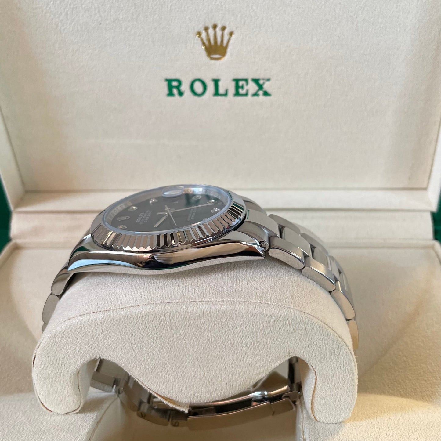 Orologio Rolex Datejust con quadrante nero e cinturino in acciaio inox, presentato in una scatola Rolex con certificato di garanzia internazionale 