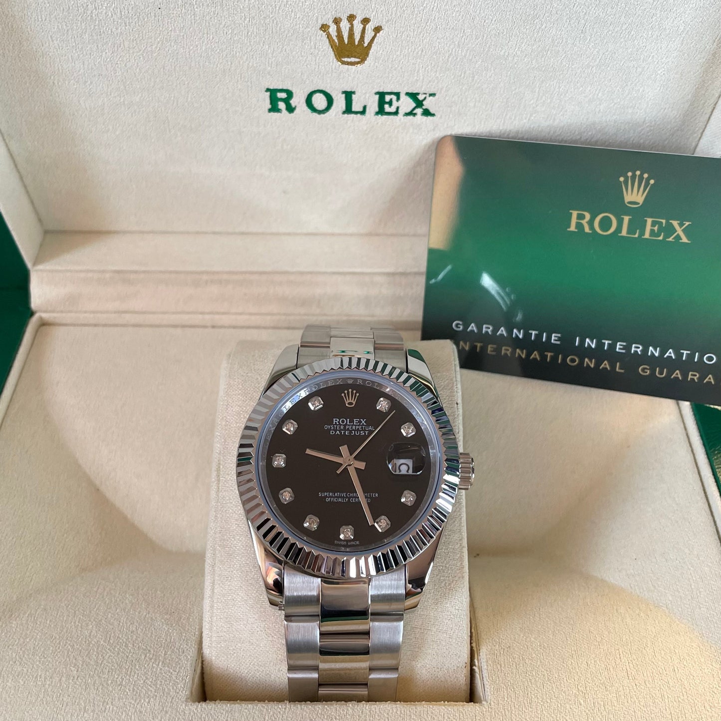 Orologio Rolex Datejust con quadrante nero e cinturino in acciaio inox, presentato in una scatola Rolex con certificato di garanzia internazionale 