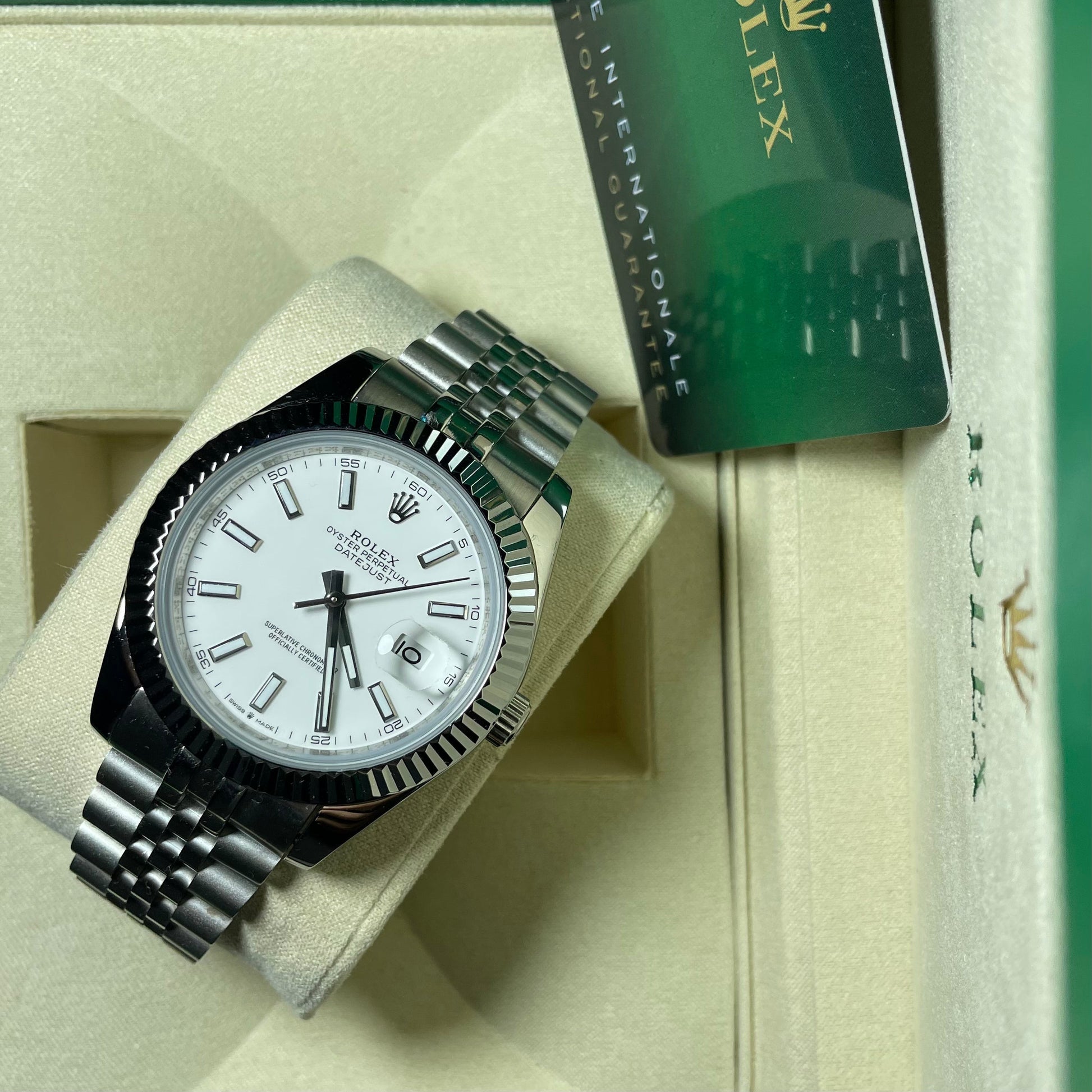 Orologio Rolex Datejust bianco 41 mm cinturino in acciaio inox jubilee, presentato in scatola rolex.