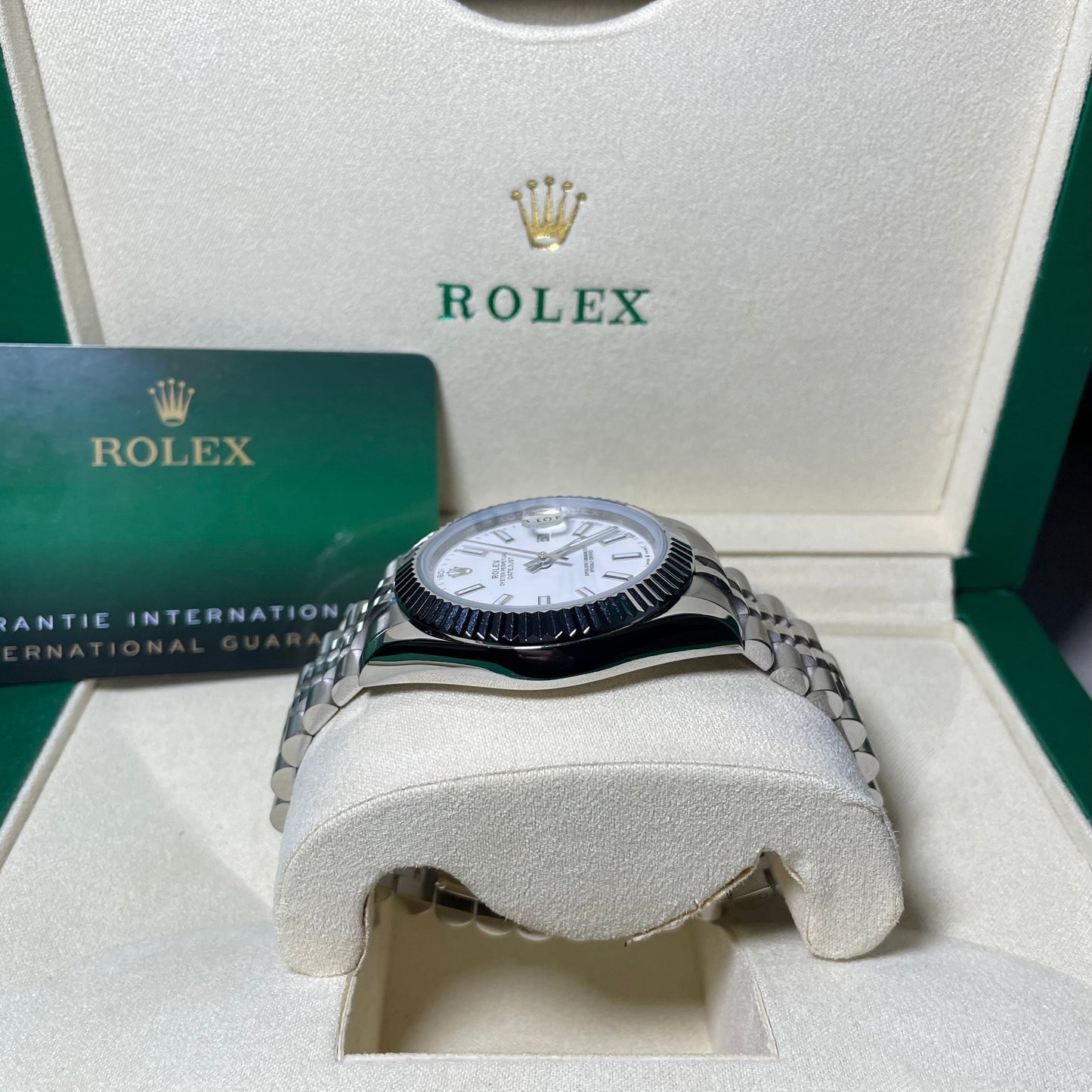 Orologio Rolex Datejust bianco 41 mm cinturino in acciaio inox jubilee, presentato in scatola rolex.