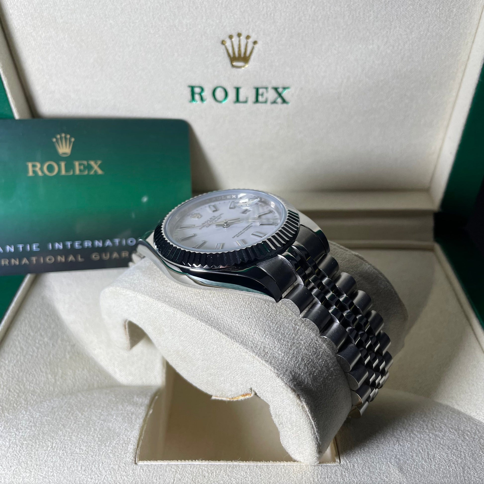 Orologio Rolex Datejust bianco 41 mm cinturino in acciaio inox jubilee, presentato in scatola rolex.