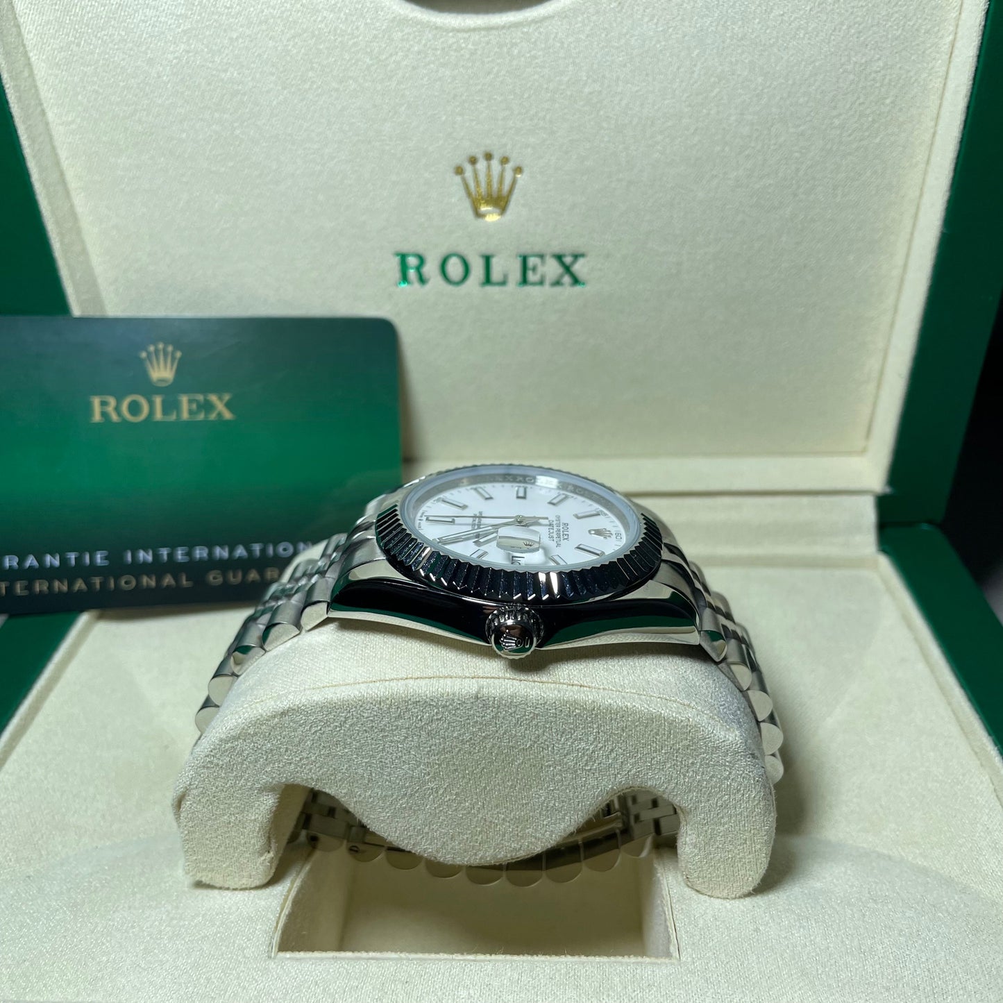 Orologio Rolex Datejust bianco 41 mm cinturino in acciaio inox jubilee, presentato in scatola rolex.