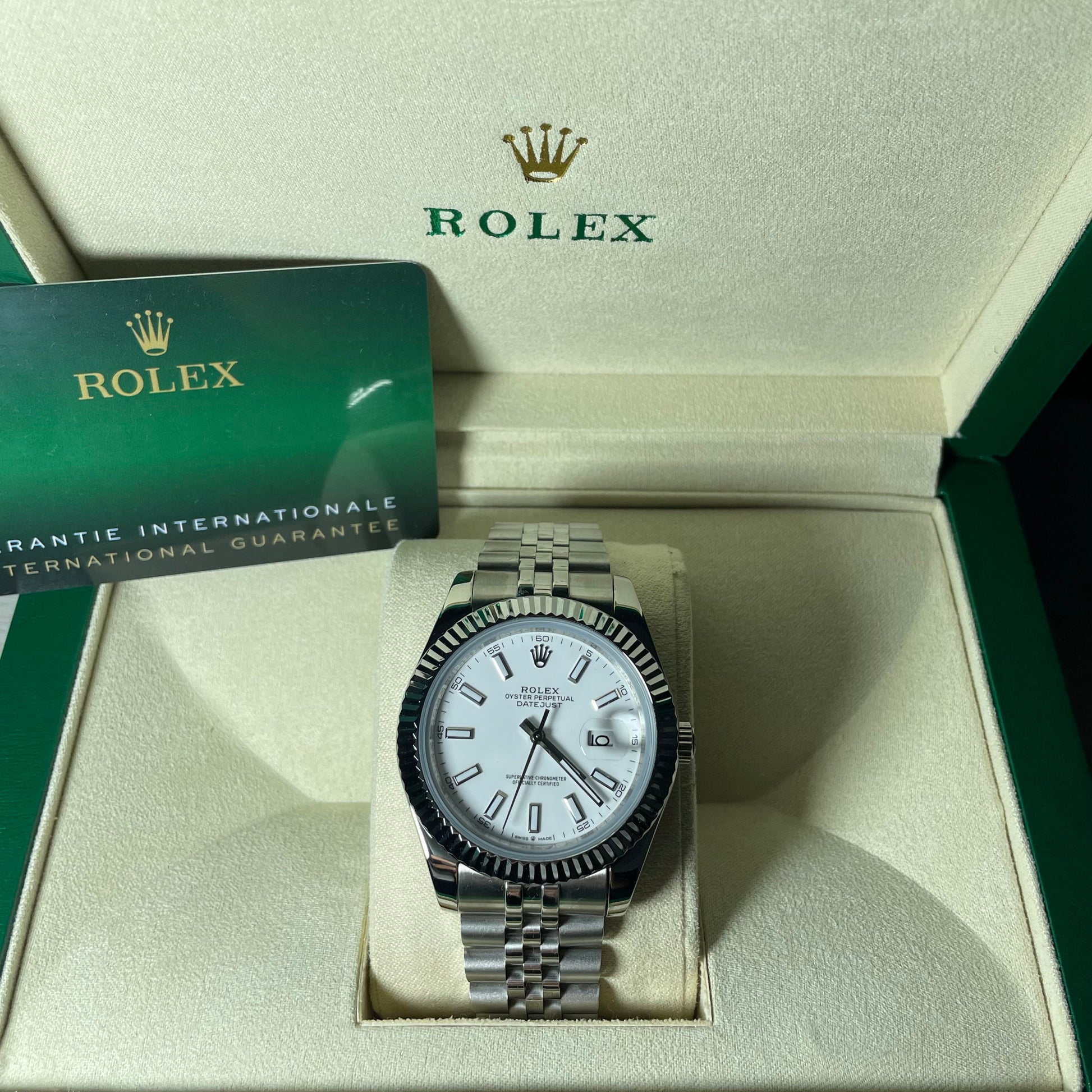 Orologio Rolex Datejust bianco 41 mm cinturino in acciaio inox jubilee, presentato in scatola rolex.