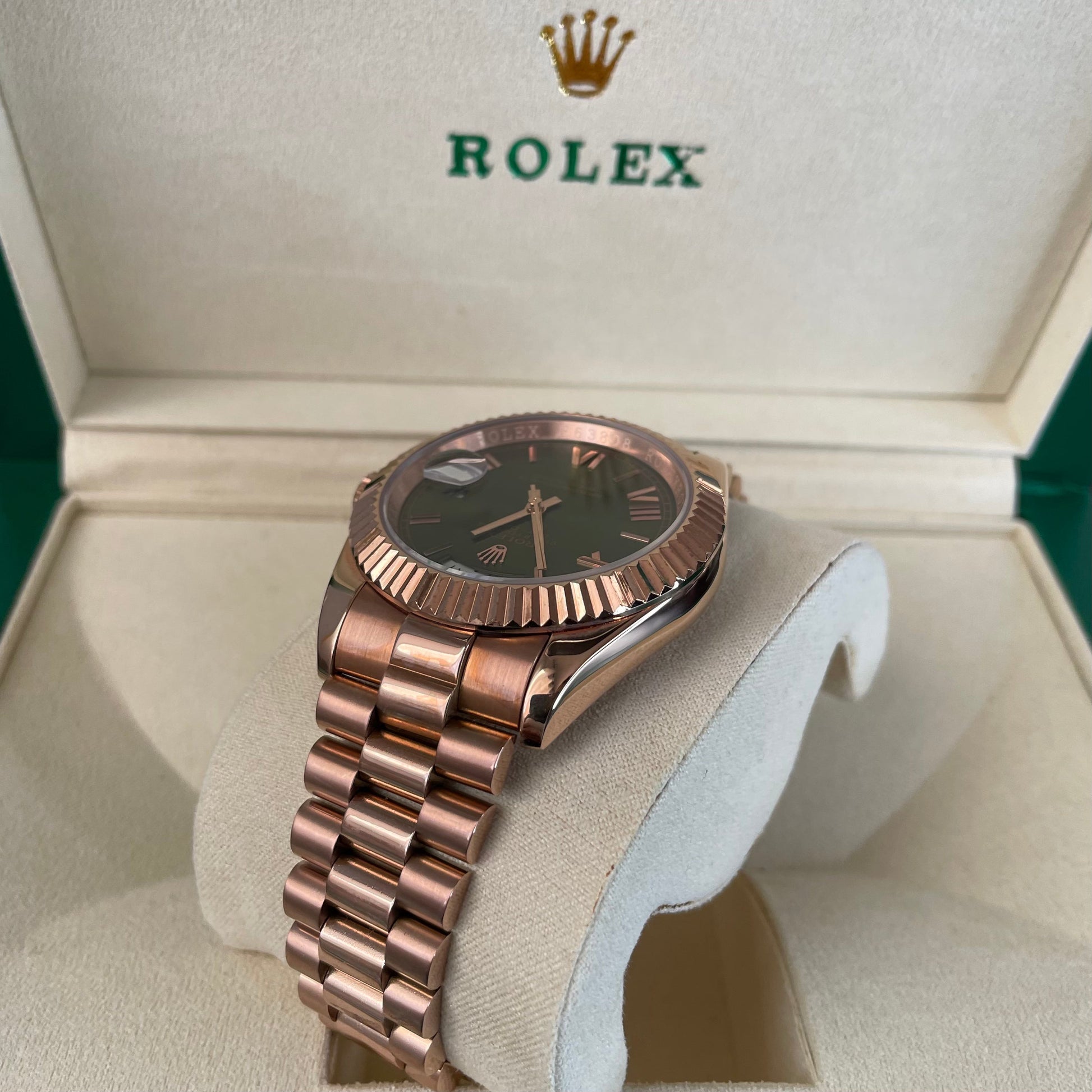 Orologio Rolex Day-Date in oro Rosa con quadrante verde in una scatola rolex con certificato di garanzia internazionale.