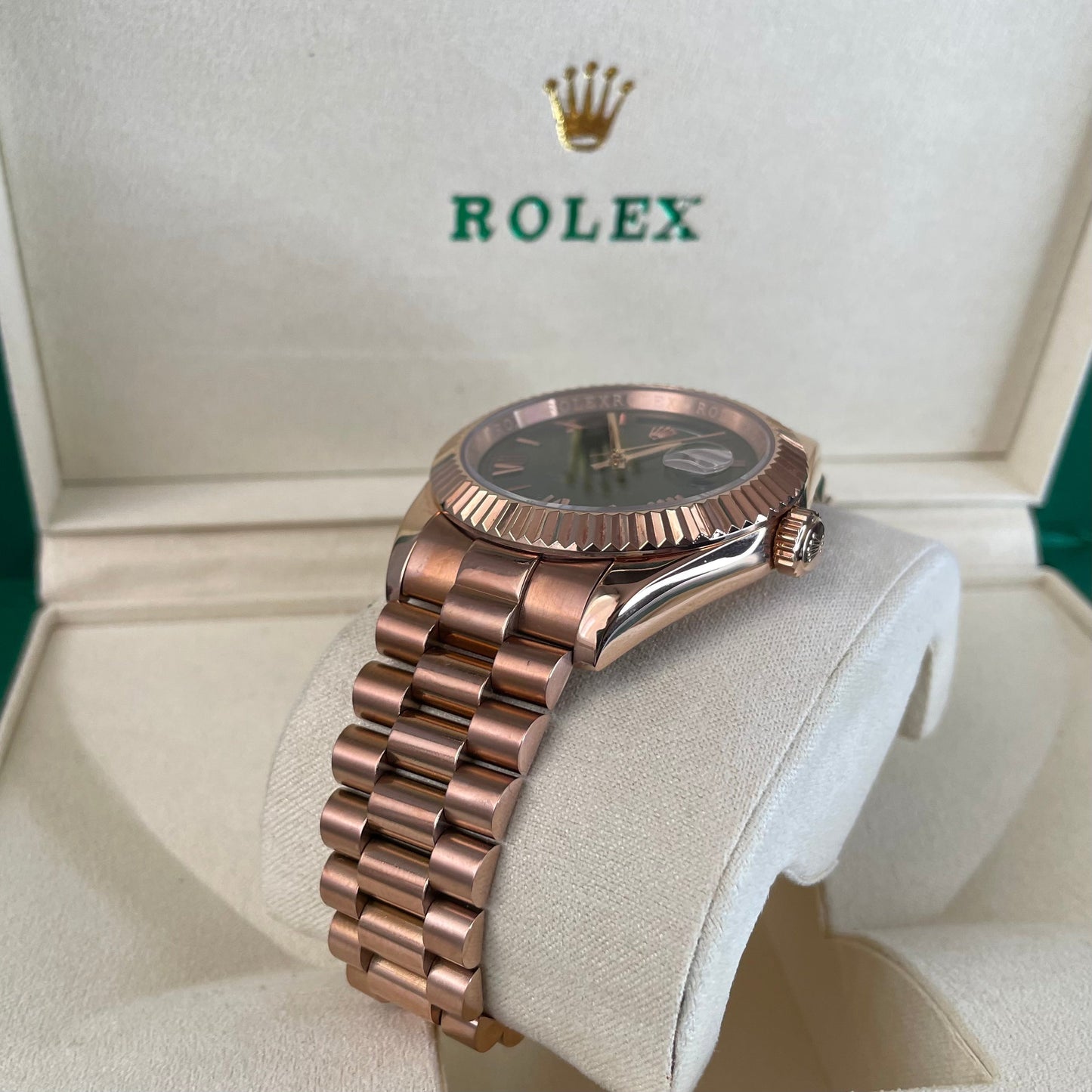 Orologio Rolex Day-Date in oro Rosa con quadrante verde in una scatola rolex con certificato di garanzia internazionale.