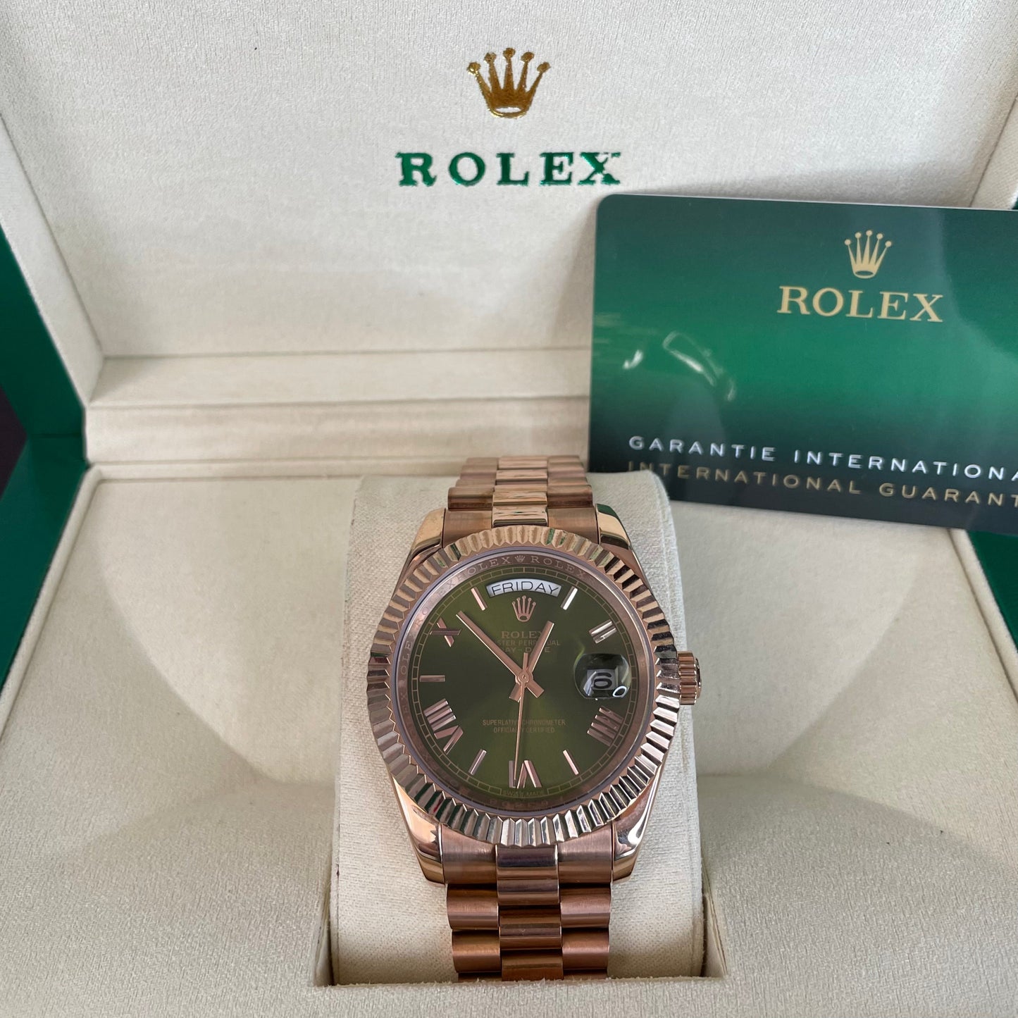 Orologio Rolex Day-Date in oro Rosa con quadrante verde in una scatola rolex con certificato di garanzia internazionale.