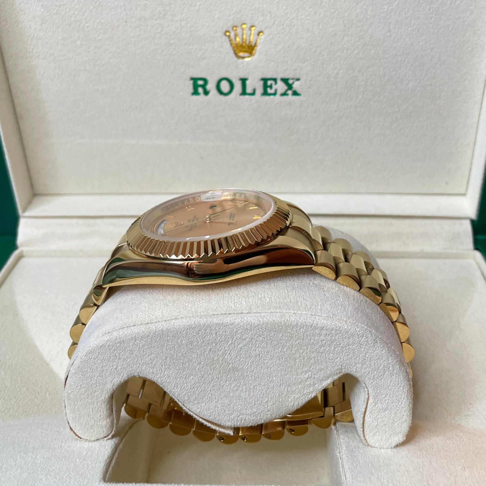 orologio Rolex Day-Date in oro con quadrante dorato in una scatola rolex con certificato di garanzia internazionale.