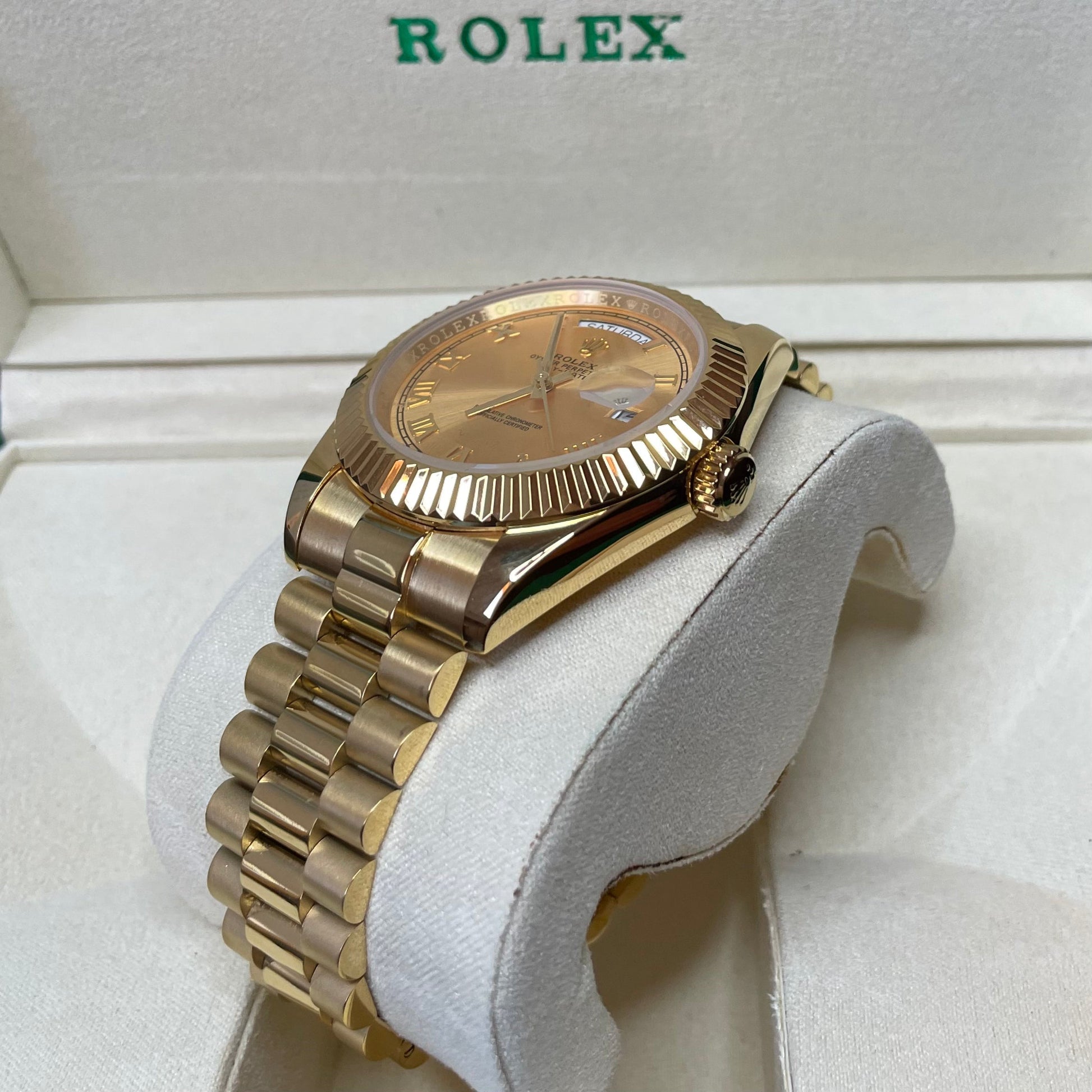 orologio Rolex Day-Date in oro con quadrante dorato in una scatola rolex con certificato di garanzia internazionale.